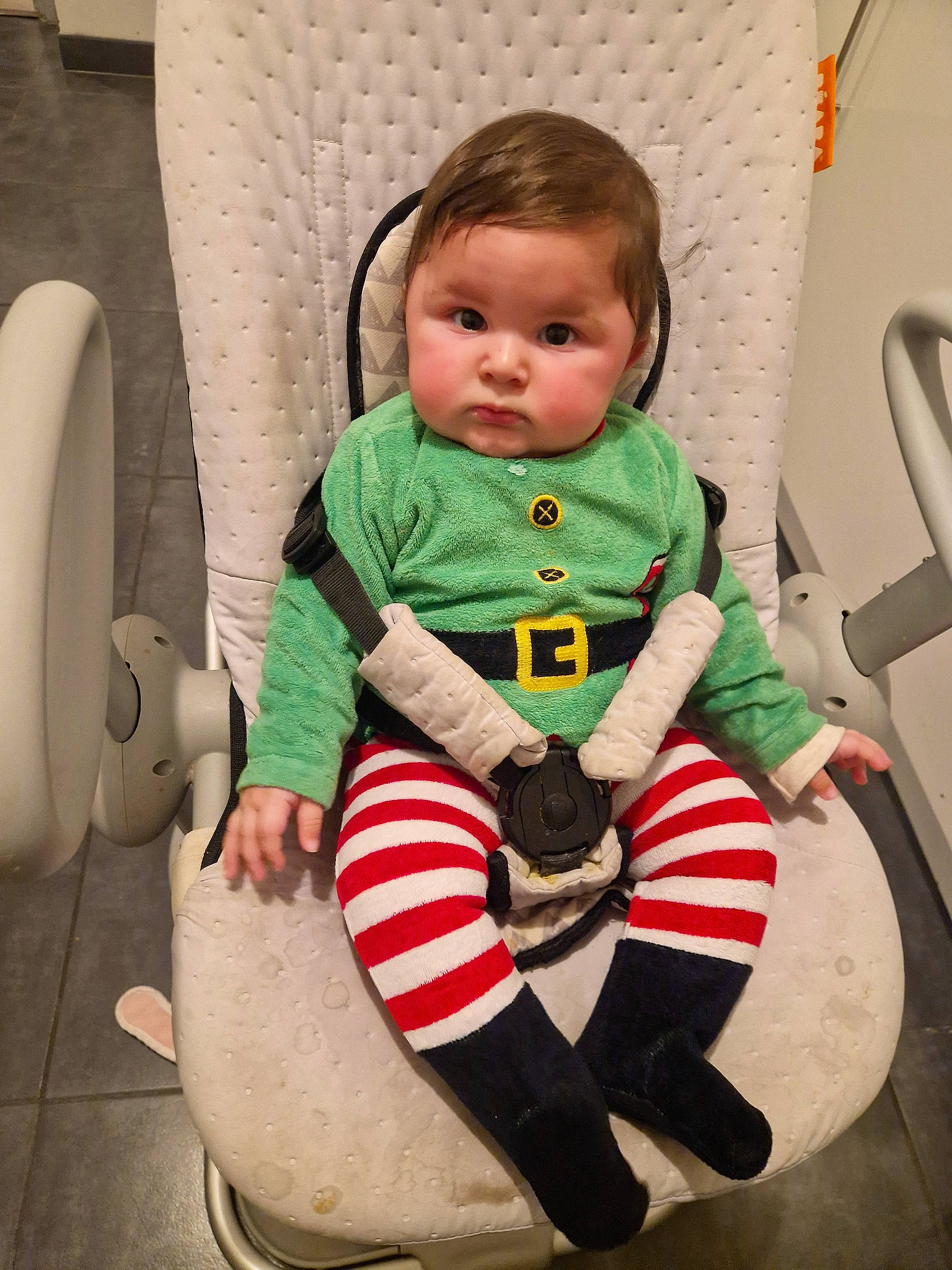 Camélia participe au concours pour gagner de l'argent avec cette photo : baby, baby_products, baby_safety, baby_toddler_clothing, carmine, chair, child, comfort, fictional_character, fun, head, human_leg, knee, lap, pattern, person, room, sitting, sock, thigh
