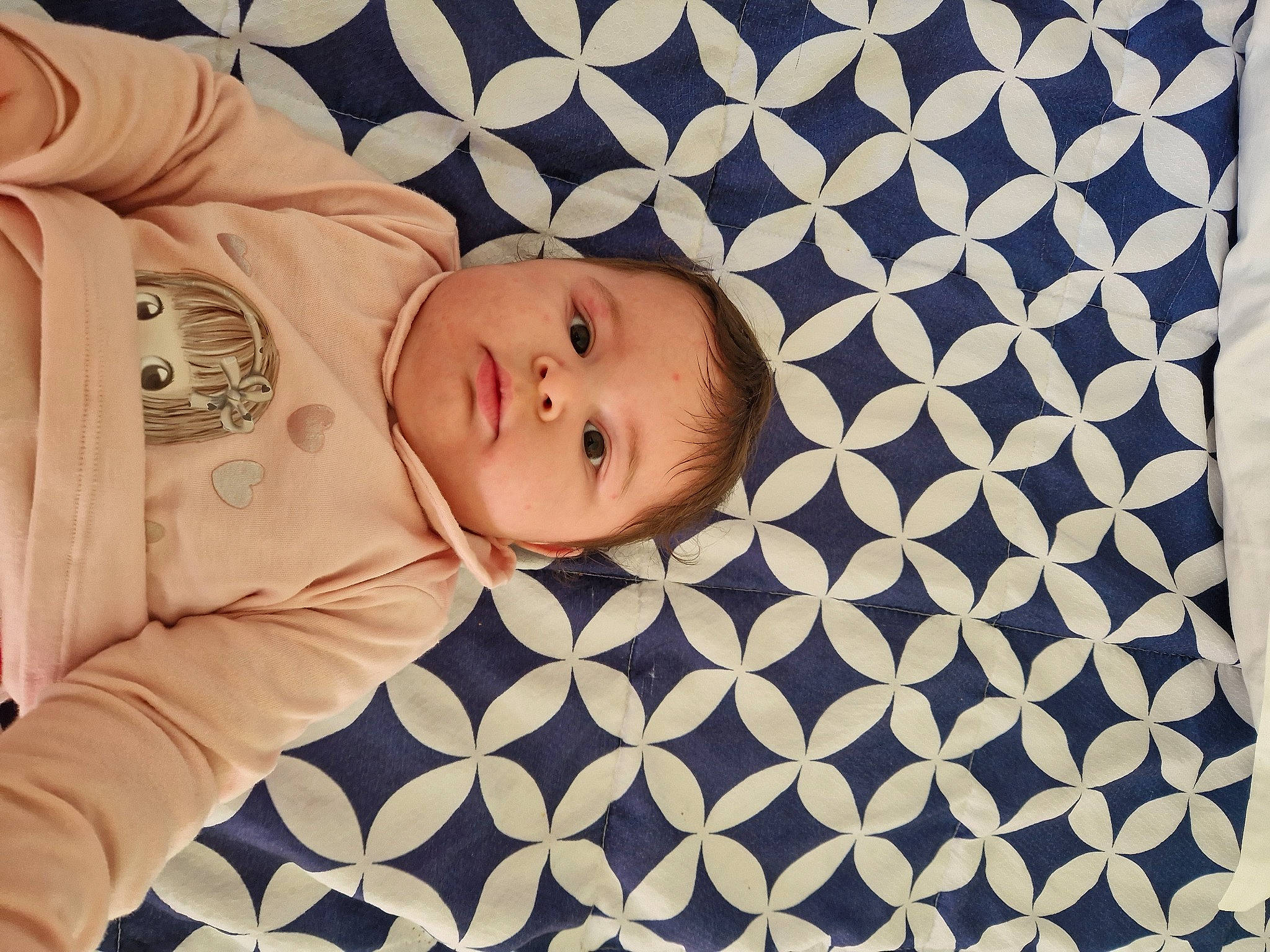 Camélia a rejoint le concours — aidez-le/la à gagner de superbes lots ! art, baby, baby_products, baby_safety, baby_toddler_clothing, cheek, child, circle, comfort, electric_blue, linens, pattern, person, portrait_photography, product, room, sleeve, textile, toddler, visual_arts