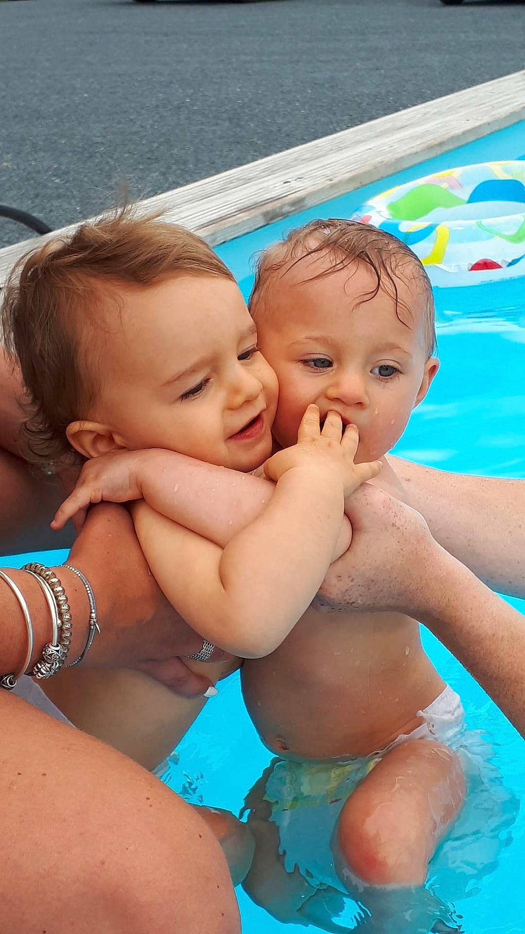 Nolan a rejoint le concours — aidez-le/la à gagner de superbes lots ! baby, baby_bathing, bathing, cheek, child, daughter, fun, happy, interaction, leisure, mother, nose, person, product, recreation, skin, smile, toddler, vacation