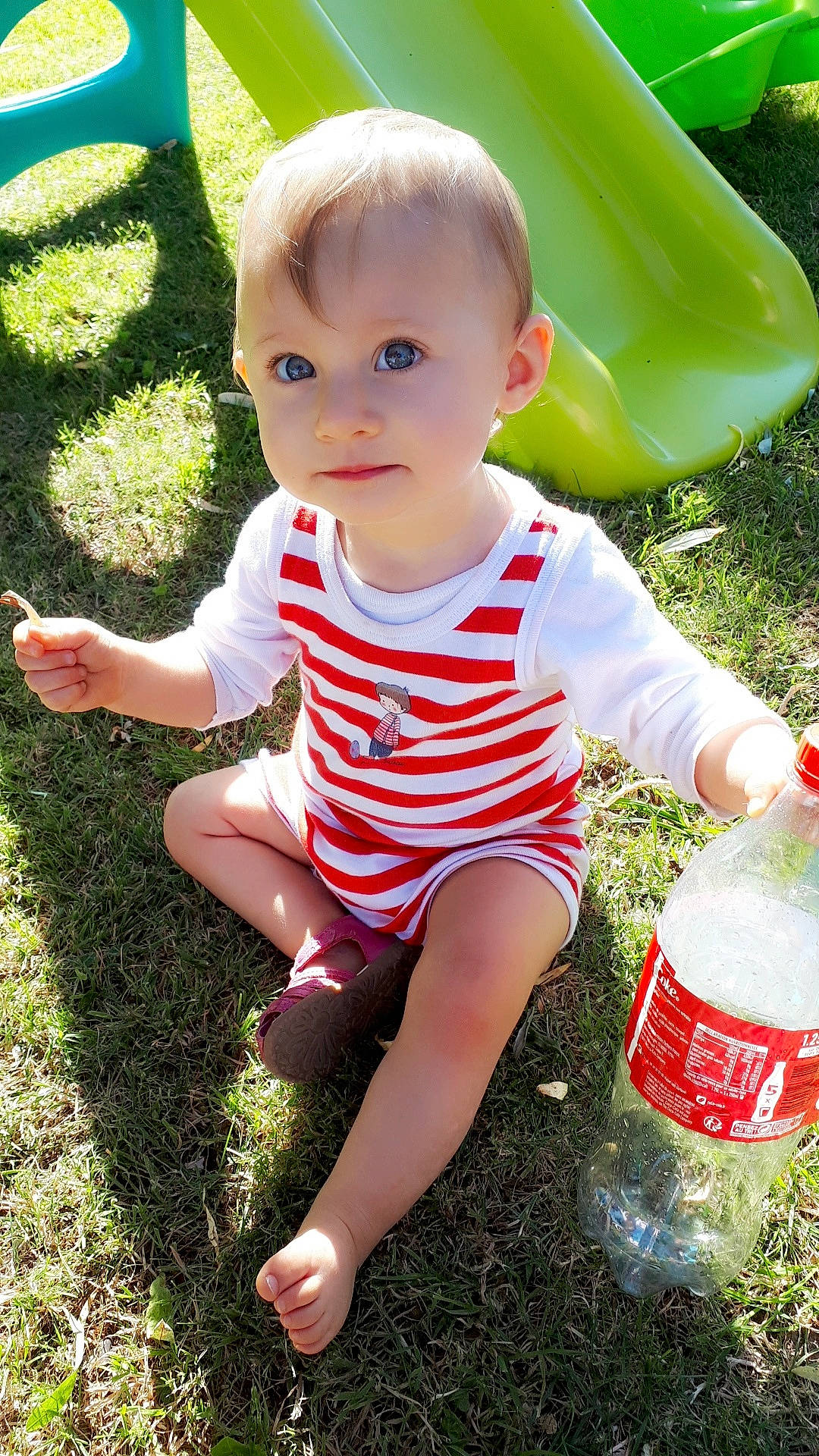 Louna a rejoint le concours — aidez-le/la à gagner de superbes lots ! baby, child, fun, garden, grass, green, person, plant, play, sitting, summer, toddler