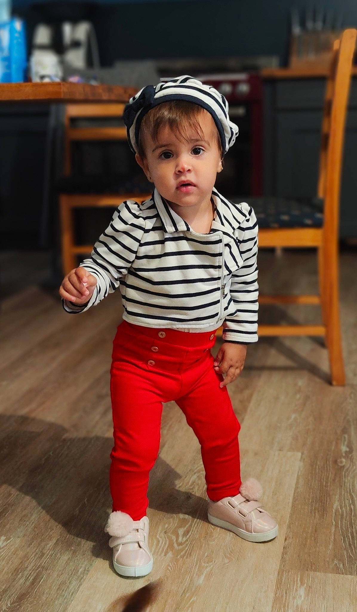 Maddie a rejoint le concours — aidez-le/la à gagner de superbes lots ! baby, baby_toddler_clothing, chair, cheek, child, eye, flash_photography, flooring, foot, fun, happy, hardwood, human_leg, pattern, person, portrait_photography, sitting, skin, sleeve, surprise