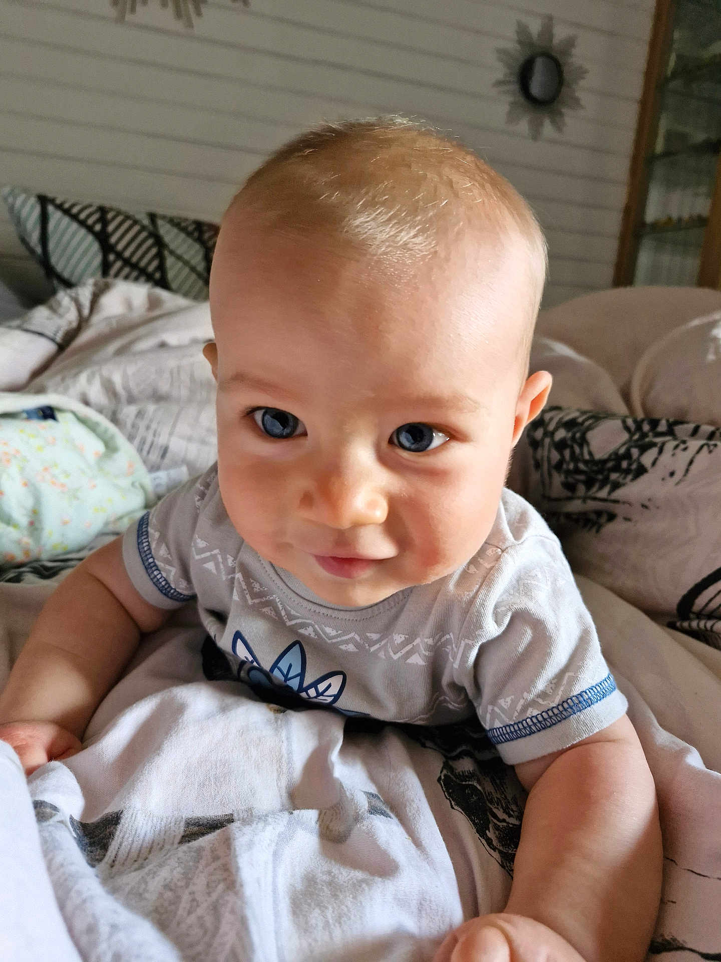 Milo participe au concours pour gagner de l'argent avec cette photo : baby, child, infant, blue_eyes, crawling, bed, blanket, clothing, cute, face, indoor, person, portrait, skin, toddler, young, home, comfort, curious, expression