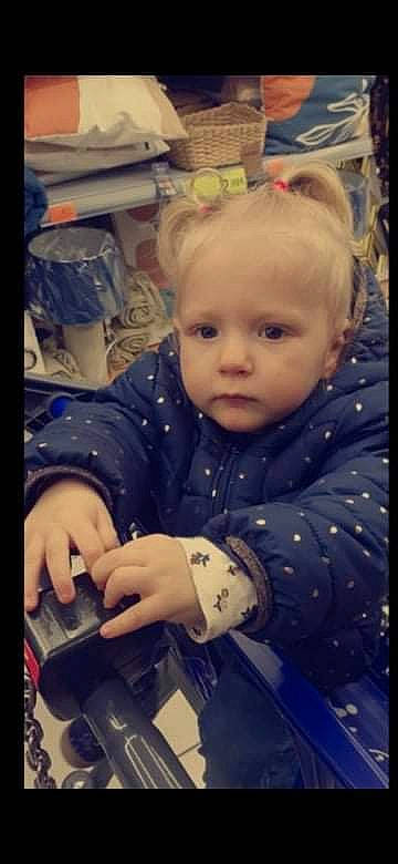 Maëhline a rejoint le concours — aidez-le/la à gagner de superbes lots ! baby, cheek, child, cloud, cool, electronic_device, eye, eyebrow, facial_expression, fun, hairstyle, happy, iris, mobile_phone, mouth, nose, person, play, sitting, skin