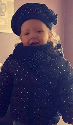 Maëhline a rejoint le concours — aidez-le/la à gagner de superbes lots ! baby_toddler_clothing, black, cap, clothing, electric_blue, eye, face, headgear, headwear, human_body, jacket, lip, organ, outerwear, overcoat, person, purple, sleeve, smile, street_fashion