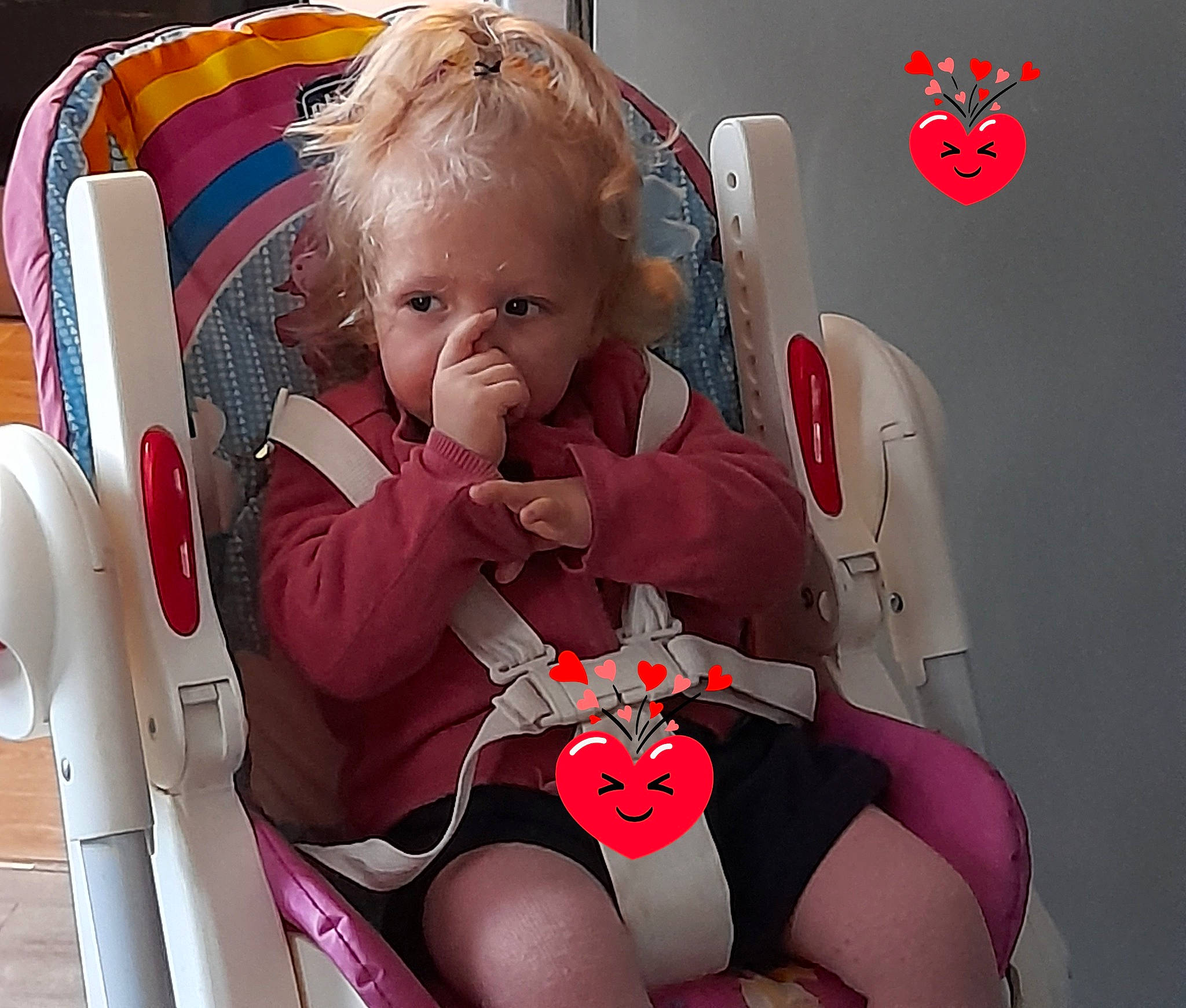 Maëhline participe au concours pour gagner de l'argent avec cette photo : baby, baby_carriage, baby_products, baby_toddler_clothing, carmine, chair, child, comfort, facial_expression, fun, hairstyle, happy, lap, mouth, person, pink, red, sitting, skin, thigh