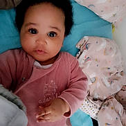 Keyana a rejoint le concours — aidez-le/la à gagner de superbes lots ! baby, infant, child, pink_clothing, blanket, unicorn_pattern, rainbow_pattern, bed, soft_toys, cute, lying_down, indoors, portrait, face, hand, curly_hair, expression, comfort, cozy, sleepwear