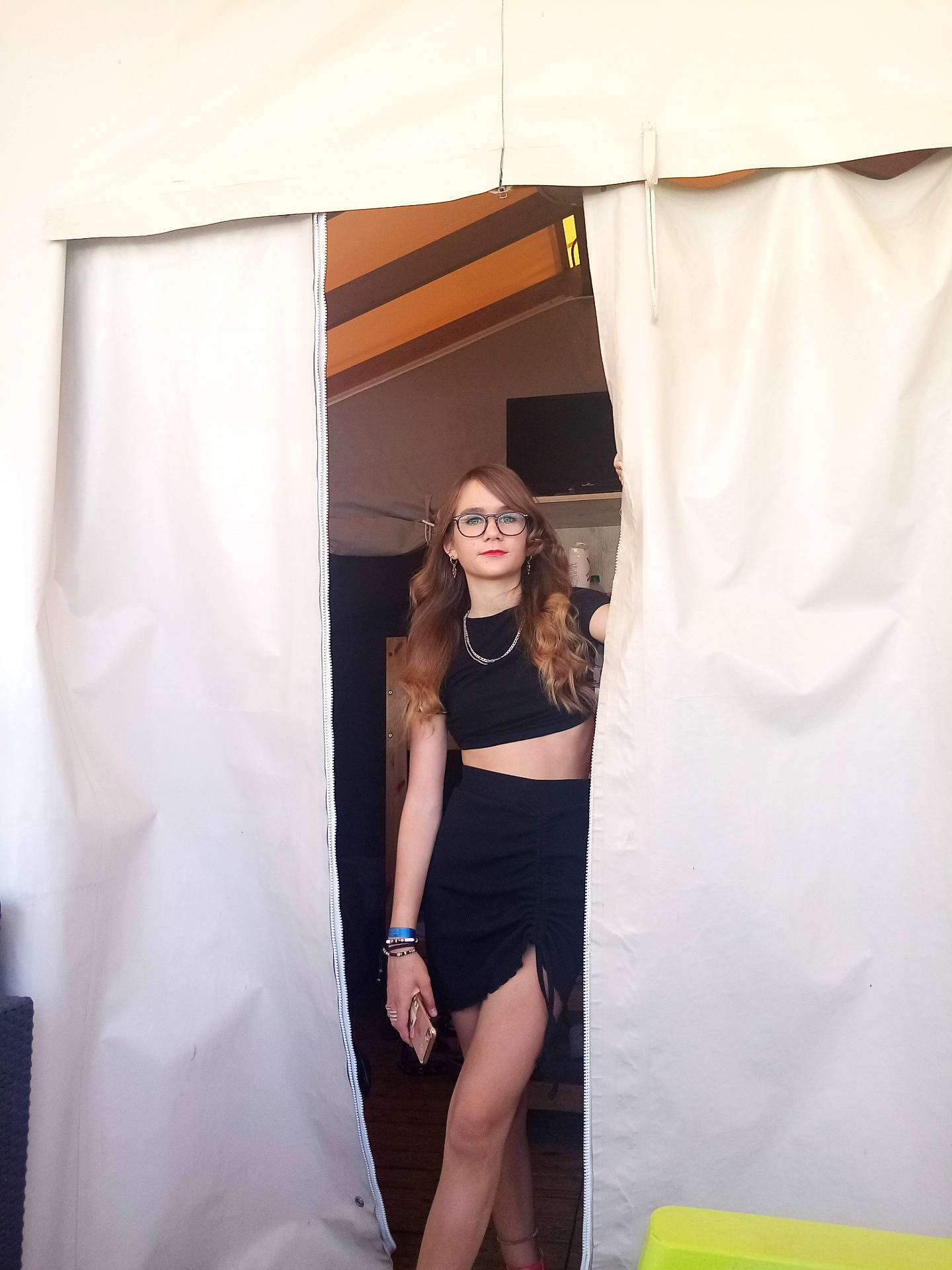 Luna participe au concours pour gagner de l'argent avec cette photo : blond, chest, cocktail_dress, curtain, elbow, event, eyewear, fashion_design, flash_photography, flooring, formal_wear, human_leg, knee, long_hair, person, room, satin, shoulder, thigh, trunk