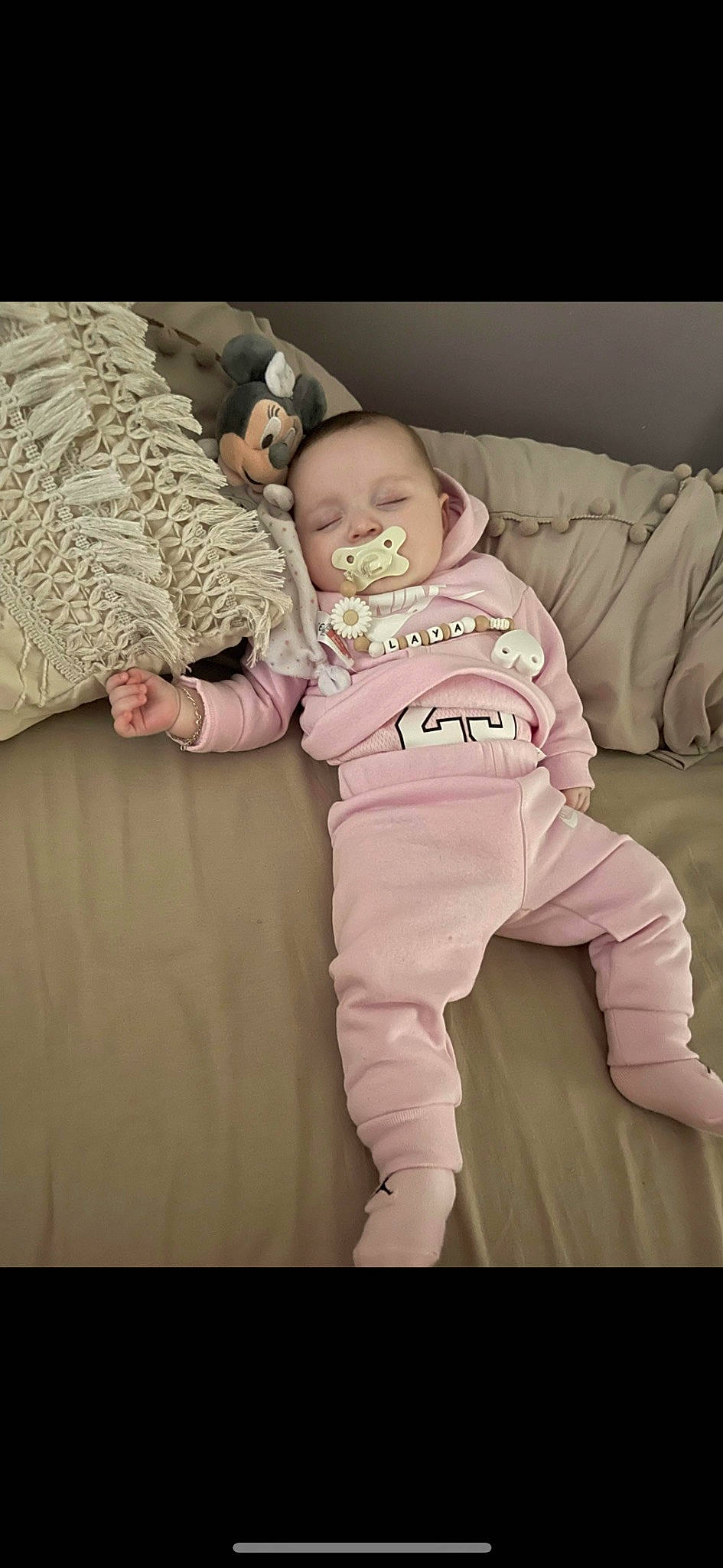 Laya a rejoint le concours — aidez-le/la à gagner de superbes lots ! baby, baby_sleeping, baby_toddler_clothing, bedding, bedtime, cheek, child, comfort, flooring, fun, gesture, happy, linens, person, pink, room, sitting, sleeve, smile, thigh