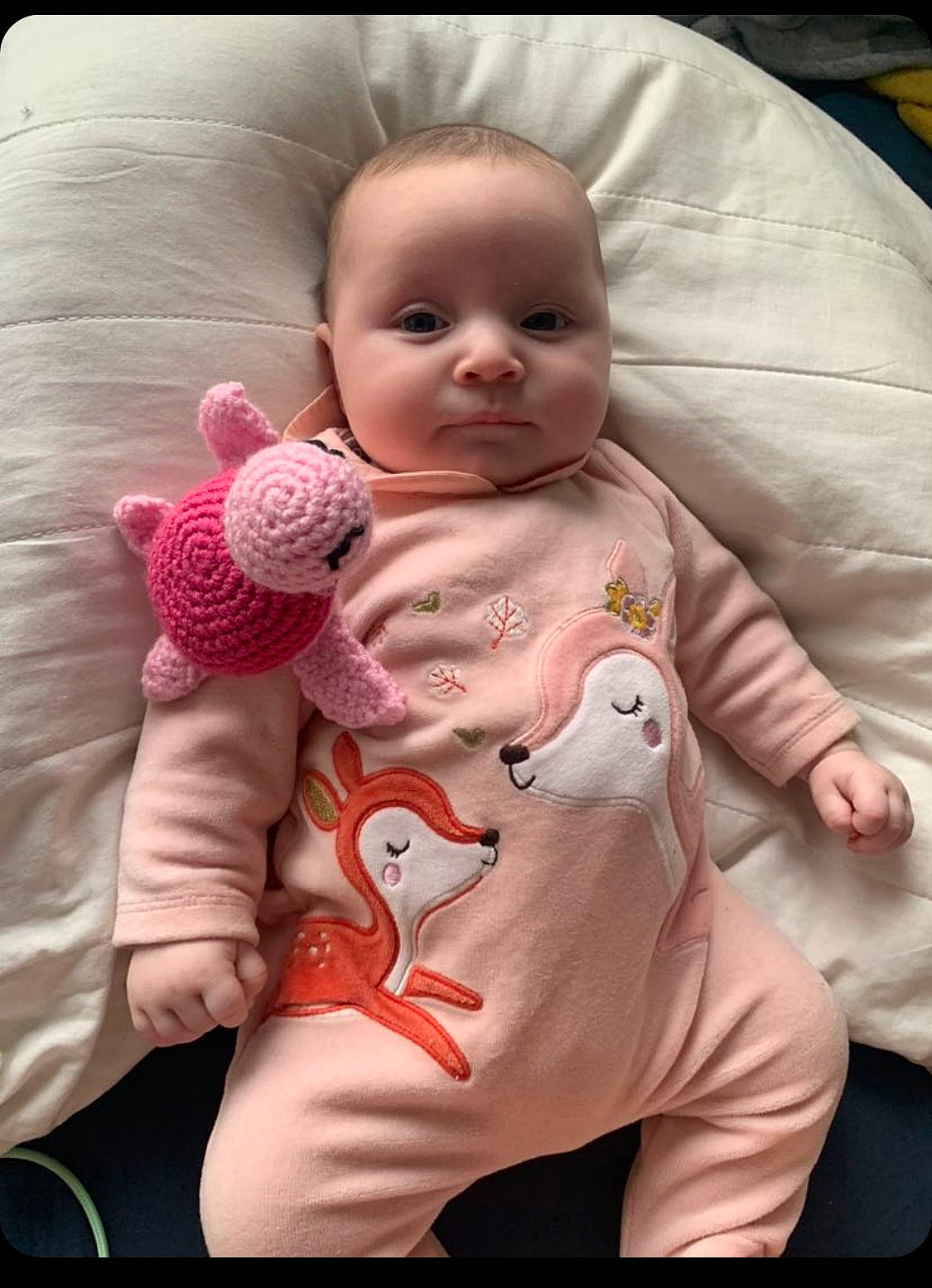 Laya a rejoint le concours — aidez-le/la à gagner de superbes lots ! baby, baby_sleeping, baby_toddler_clothing, cheek, comfort, eye, finger, gesture, hand, happy, human_body, lip, mouth, neck, nose, person, pink, skin, sleeve, stomach