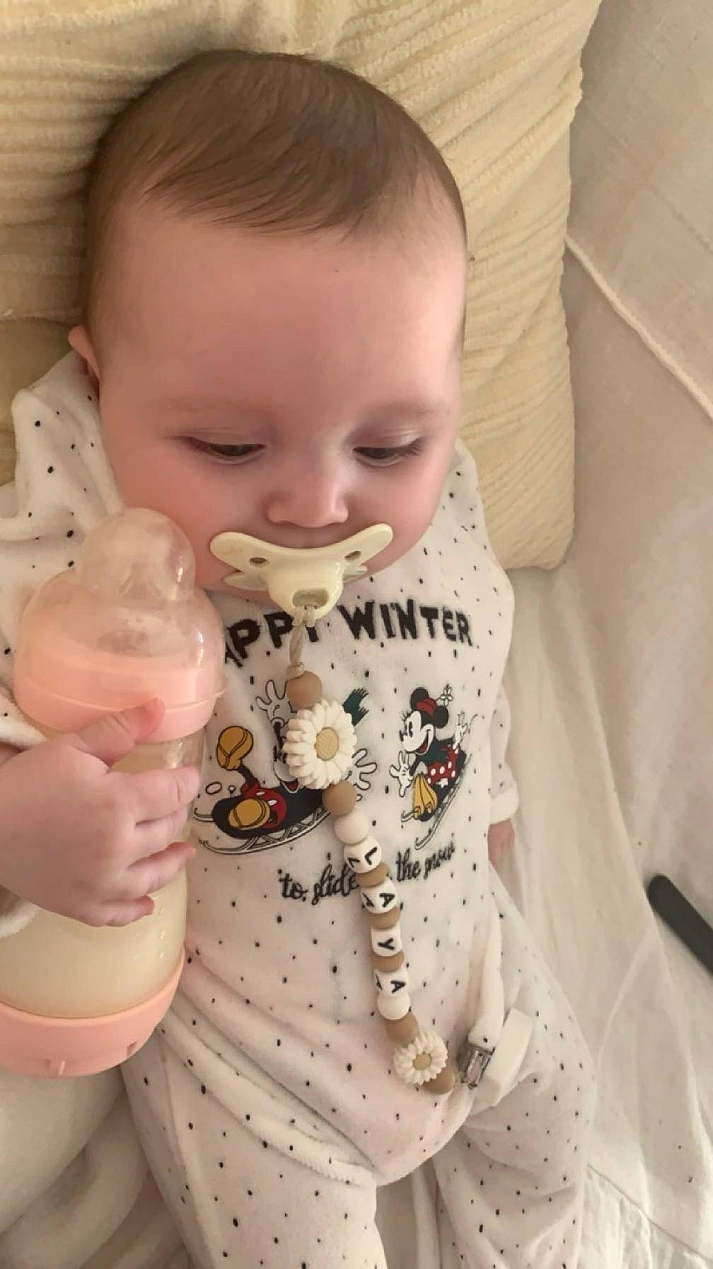 Laya participe au concours pour gagner de l'argent avec cette photo : arm, baby, baby_toddler_clothing, cheek, chin, drinkware, eyebrow, eyelash, face, finger, hand, head, human_body, iris, lip, mouth, neck, nose, person, skin