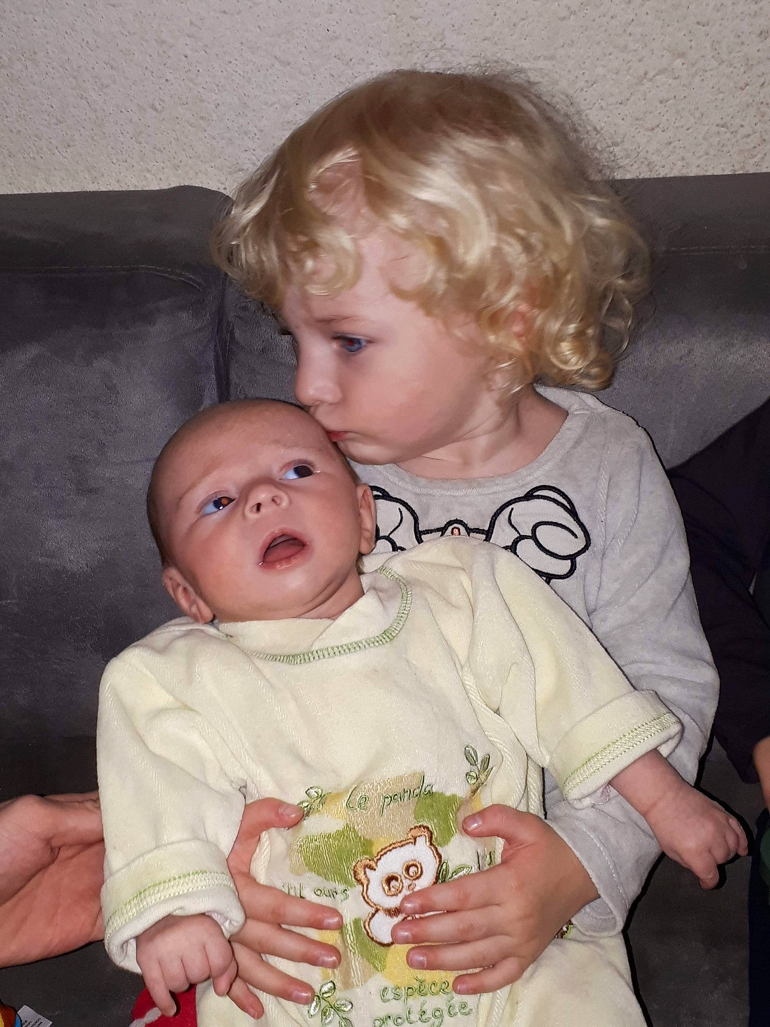 Kym participe au concours pour gagner de l'argent avec cette photo : cheek, child, daughter, fun, girl, grandparent, head, human_hair_color, infant, iris, mother, person, product, skin, smile, toddler