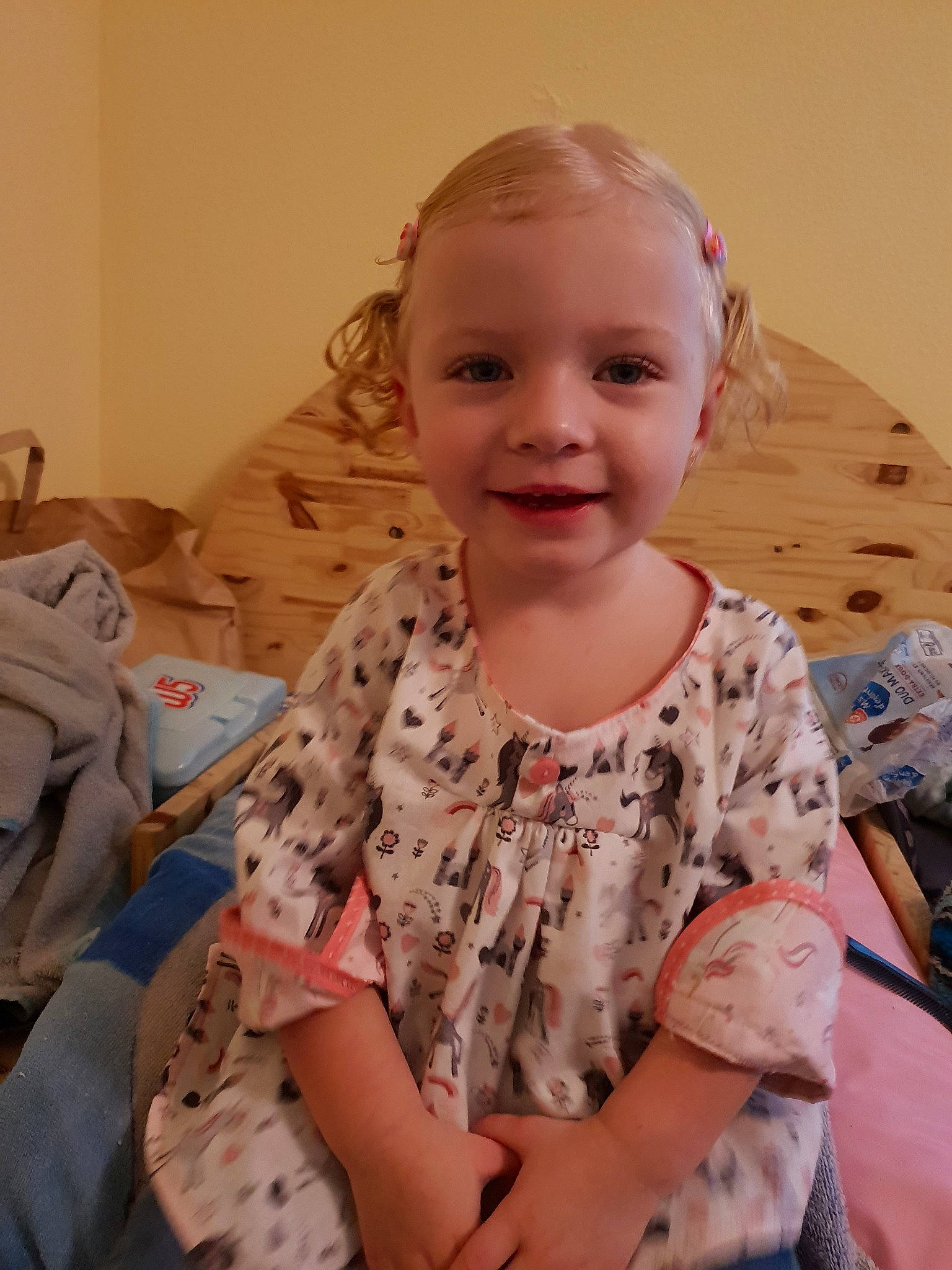 Kym participe au concours pour gagner de l'argent avec cette photo : arm, cheek, child, day, ear, fun, girl, hair, hairstyle, head, human_hair_color, infant, joy, person, product, sitting, skin, smile, textile, toddler