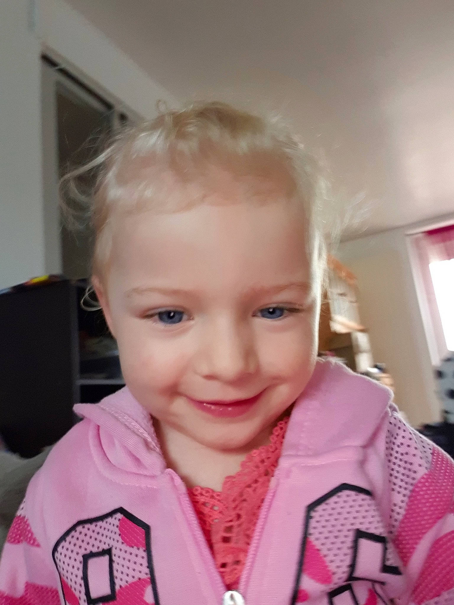 Kym a rejoint le concours — aidez-le/la à gagner de superbes lots ! blond, cheek, child, chin, day, ear, eye, eyebrow, face, forehead, girl, hair, hairstyle, head, human_hair_color, joy, lip, nose, person, pink