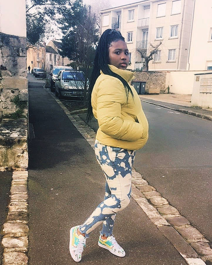 Elvira participe au concours pour gagner de l'argent avec cette photo : black_hair, clothing, fashion, footwear, jeans, knee, leg, leggings, outerwear, person, photography, shoe, snapshot, street, street_fashion, thigh, tights, trousers, yellow