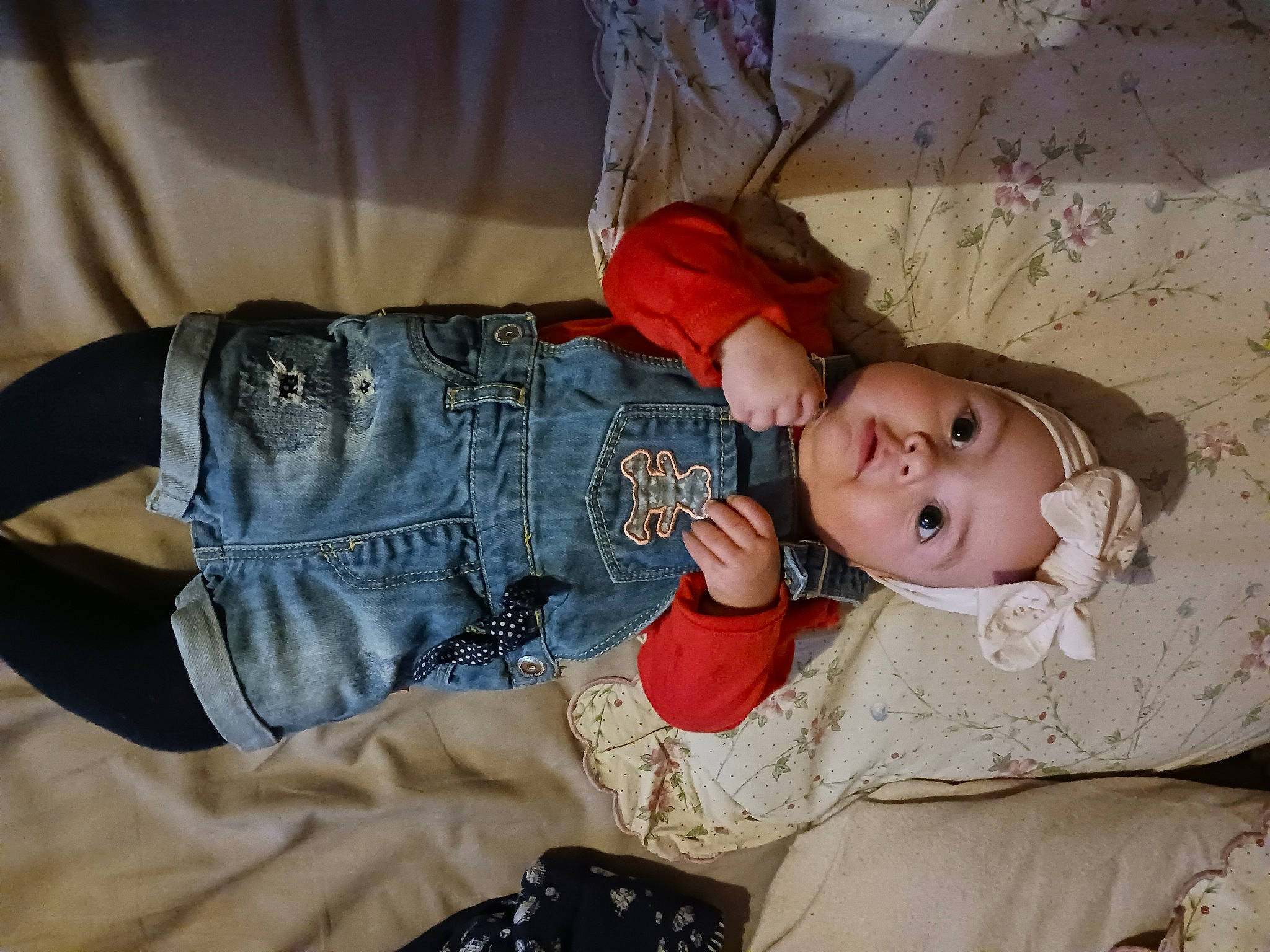 Mia a rejoint le concours — aidez-le/la à gagner de superbes lots ! baby, baby_products, baby_toddler_clothing, cheek, child, comfort, dress, eye, facial_expression, head, headwear, linens, nail, pattern, person, room, sitting, skin, textile, toddler