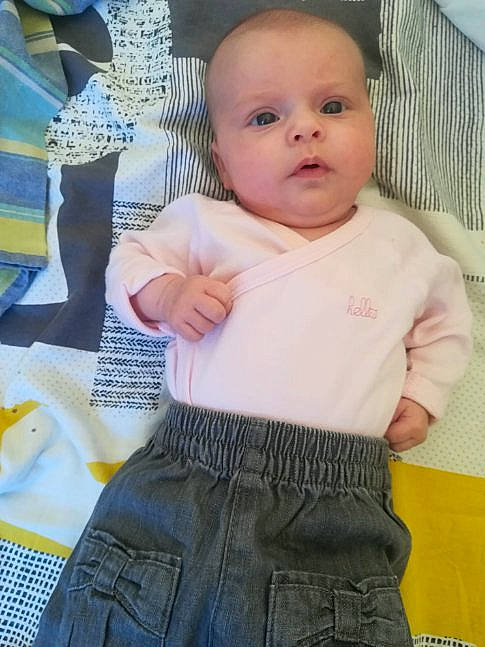 Emma a rejoint le concours — aidez-le/la à gagner de superbes lots ! abdomen, baby, baby_products, baby_toddler_clothing, cheek, child, electric_blue, head, linens, pattern, people, person, sitting, skin, sleeve, t_shirt, textile, toddler, trunk, waist