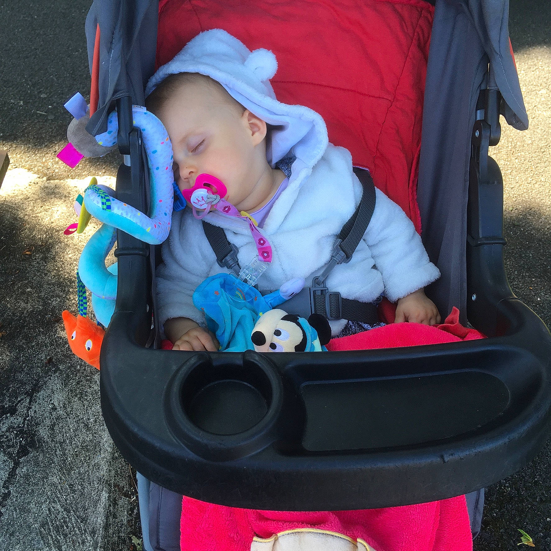 Emma participe au concours pour gagner de l'argent avec cette photo : baby, baby_carriage, baby_products, baby_safety, baby_toddler_clothing, bag, chair, child, comfort, electric_blue, fashion_accessory, fun, person, personal_protective_equipment, product, recreation, red, sitting, toddler, winter