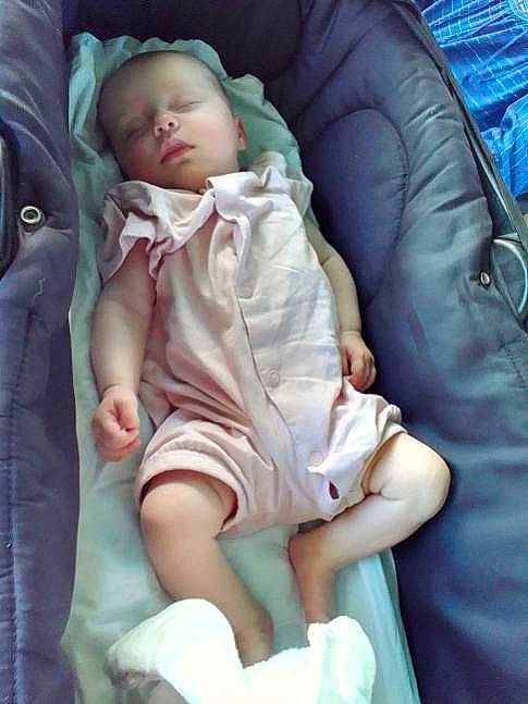 Emma participe au concours pour gagner de l'argent avec cette photo : baby, baby_products, baby_safety, baby_sleeping, baby_toddler_clothing, cheek, child, comfort, foot, head, human_leg, knee, lap, leg, linens, person, sitting, skin, thigh, thumb