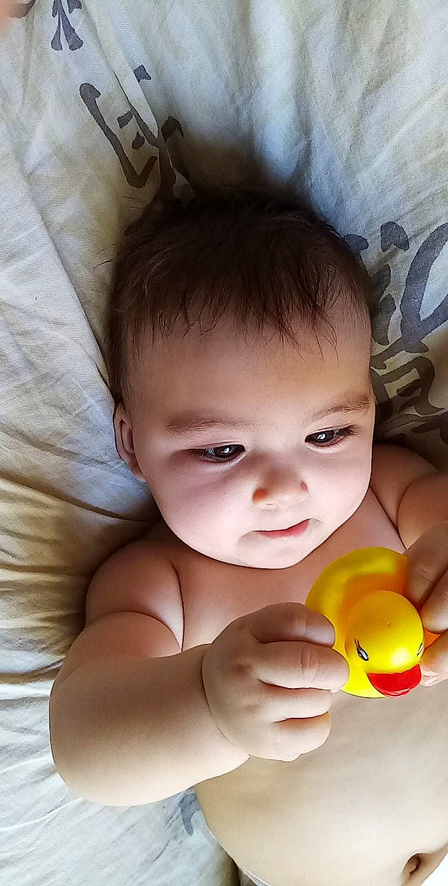 Hayley participe au concours pour gagner de l'argent avec cette photo : baby, cheek, child, ear, eye, face, finger, hand, head, lip, mouth, nose, person, photography, skin, smile, thumb, toddler, yellow