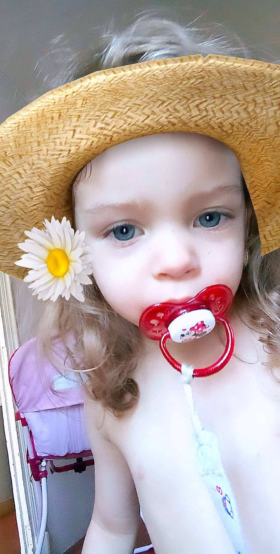 Emma participe au concours pour gagner de l'argent avec cette photo : baby, cheek, child, child_model, eyelash, face, fashion_accessory, flower, head, lip, mouth, nose, person, photography, plant, skin, sweetness, toddler