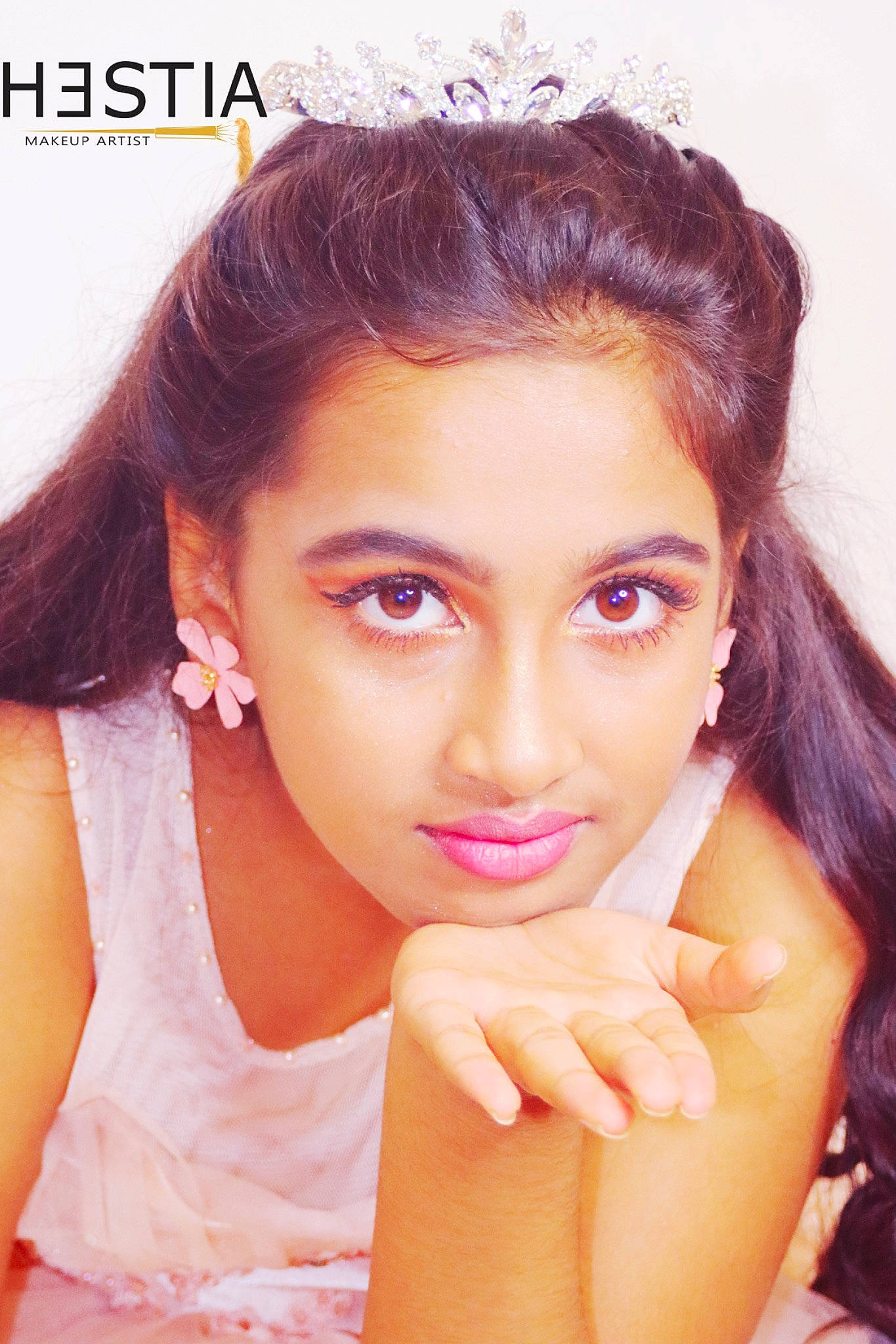 Hestia a rejoint le concours — aidez-le/la à gagner de superbes lots ! black_hair, eye_liner, eye_shadow, eyebrow, eyelash, flash_photography, forehead, gesture, hairstyle, happy, jaw, joy, layered_hair, lip, lipstick, makeover, neck, nose, person, shoulder