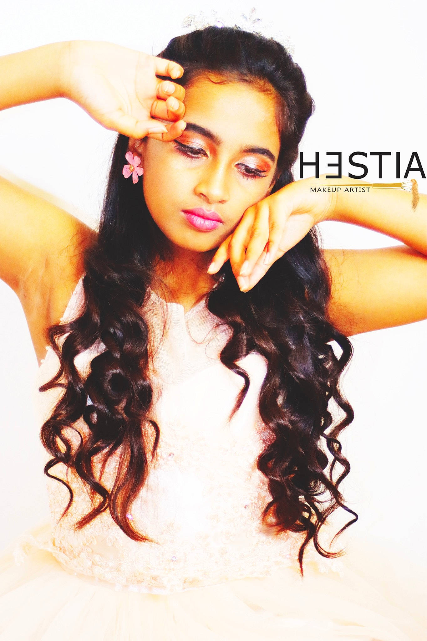 Hestia participe au concours pour gagner de l'argent avec cette photo : arm, chin, eye, eyebrow, eyelash, face, facial_expression, fashion, flash_photography, hair, hairstyle, human_body, joint, lip, lipstick, makeover, muscle, neck, person, shoulder