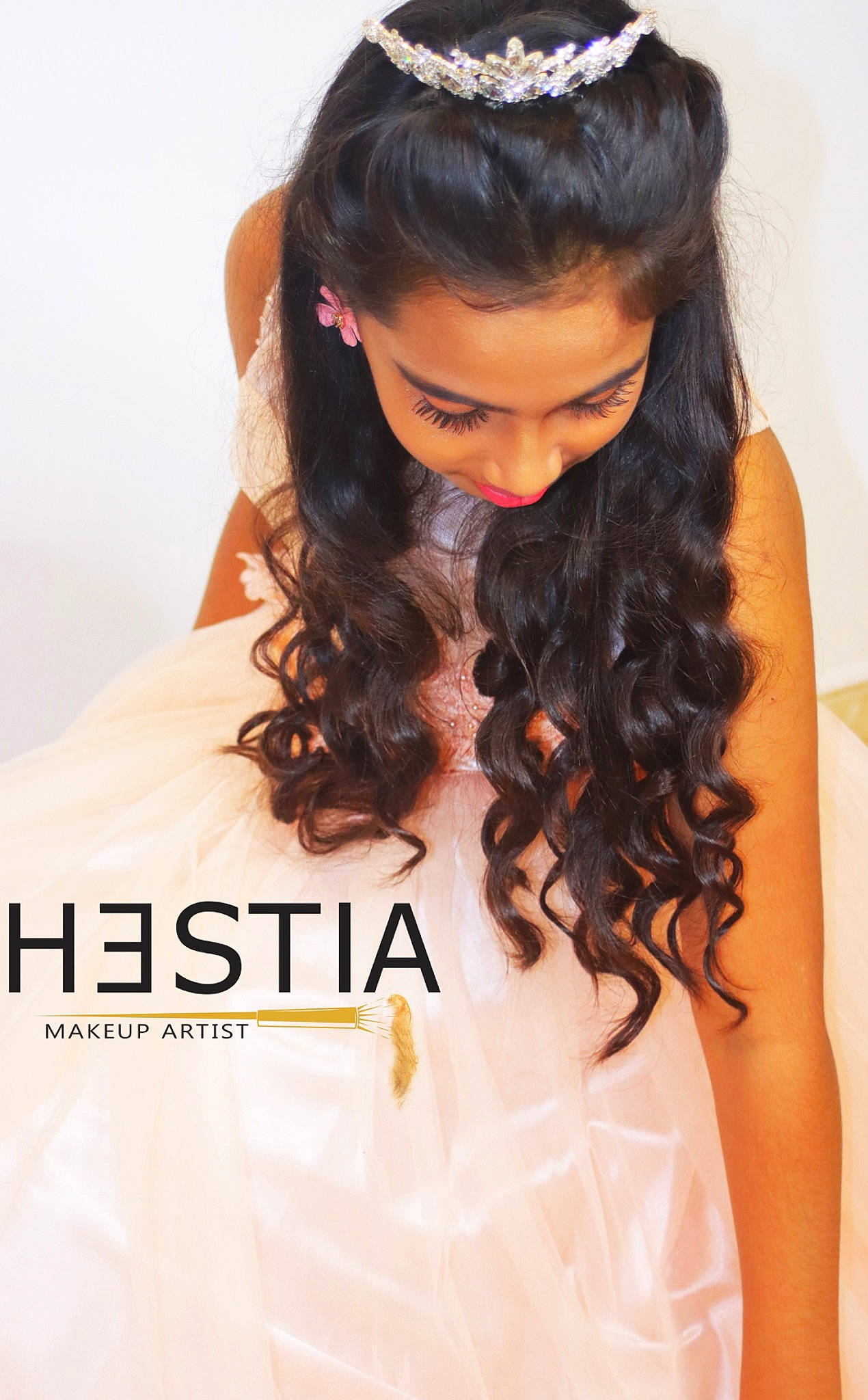 Hestia a rejoint le concours — aidez-le/la à gagner de superbes lots ! black_hair, bridal_accessory, bridal_clothing, bridal_veil, bride, dress, eyebrow, eyelash, fashion_design, flash_photography, forehead, gown, hair, hairstyle, happy, neck, person, shoulder, textile, tiara
