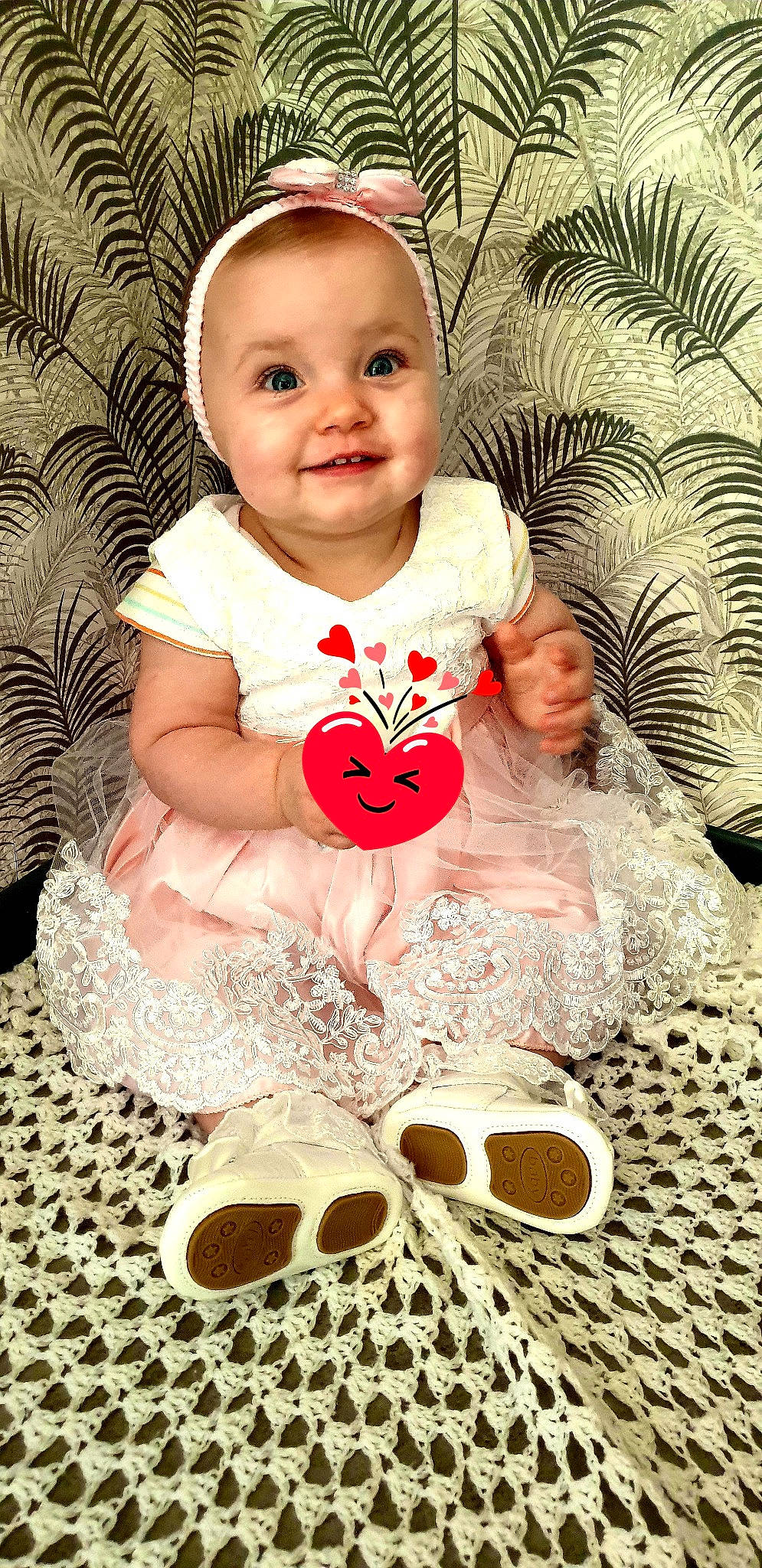 Louise participe au concours pour gagner de l'argent avec cette photo : baby, baby_toddler_clothing, black, cheek, eye, facial_expression, hairstyle, happy, head, joy, lip, mouth, organ, person, photograph, product, skin, sleeve, smile, textile