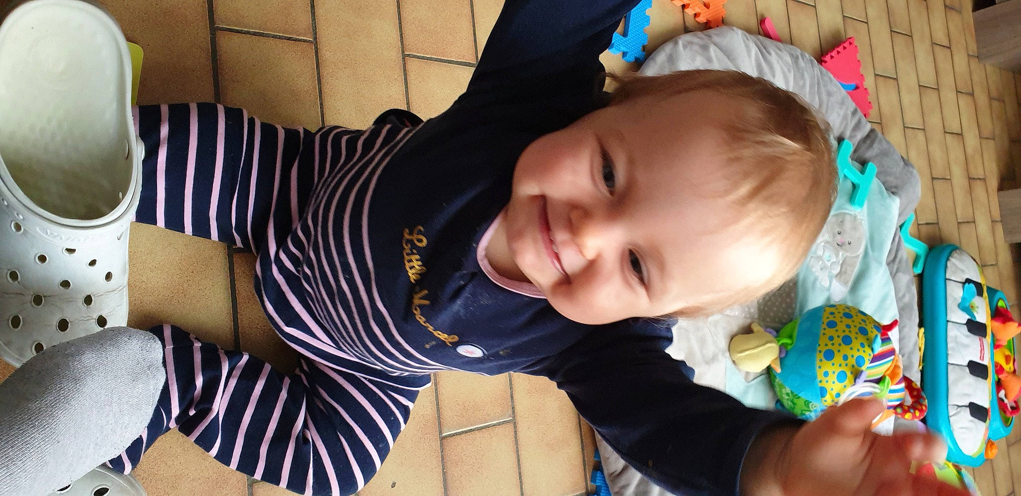 Louise participe au concours pour gagner de l'argent avec cette photo : baby, baby_toddler_clothing, blue, cheek, child, face, facial_expression, finger, fun, happy, iris, joy, mouth, nose, person, skin, sleeve, smile, thumb, toddler