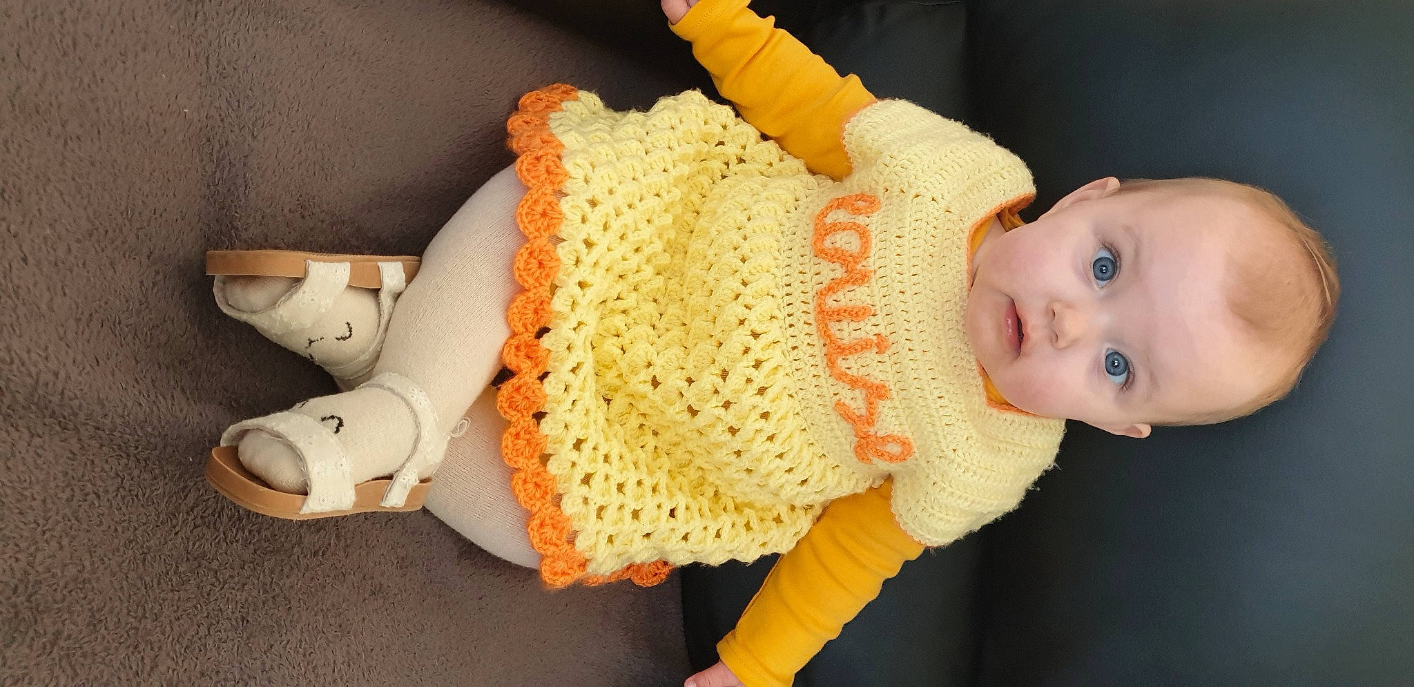 Louise participe au concours pour gagner de l'argent avec cette photo : arm, baby, baby_toddler_clothing, cheek, creative_arts, eye, finger, hand, head, headgear, human_body, joint, neck, person, skin, sleeve, surprise, thumb, toddler, white