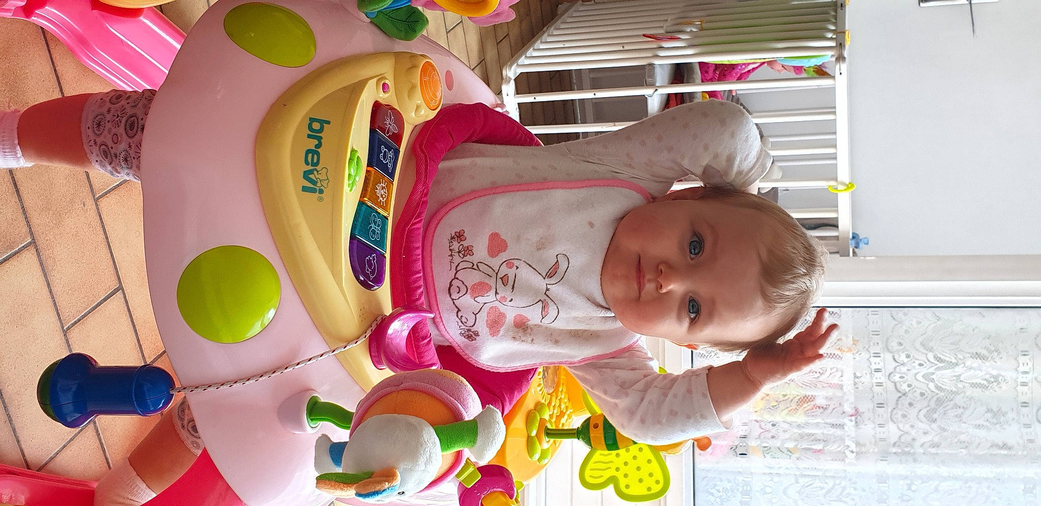 Louise participe au concours pour gagner de l'argent avec cette photo : baby, baby_products, baby_toddler_clothing, baby_toys, balloon, child, circle, event, fun, happy, nose, party_supply, person, play, product, room, skin, smile, toddler, toy