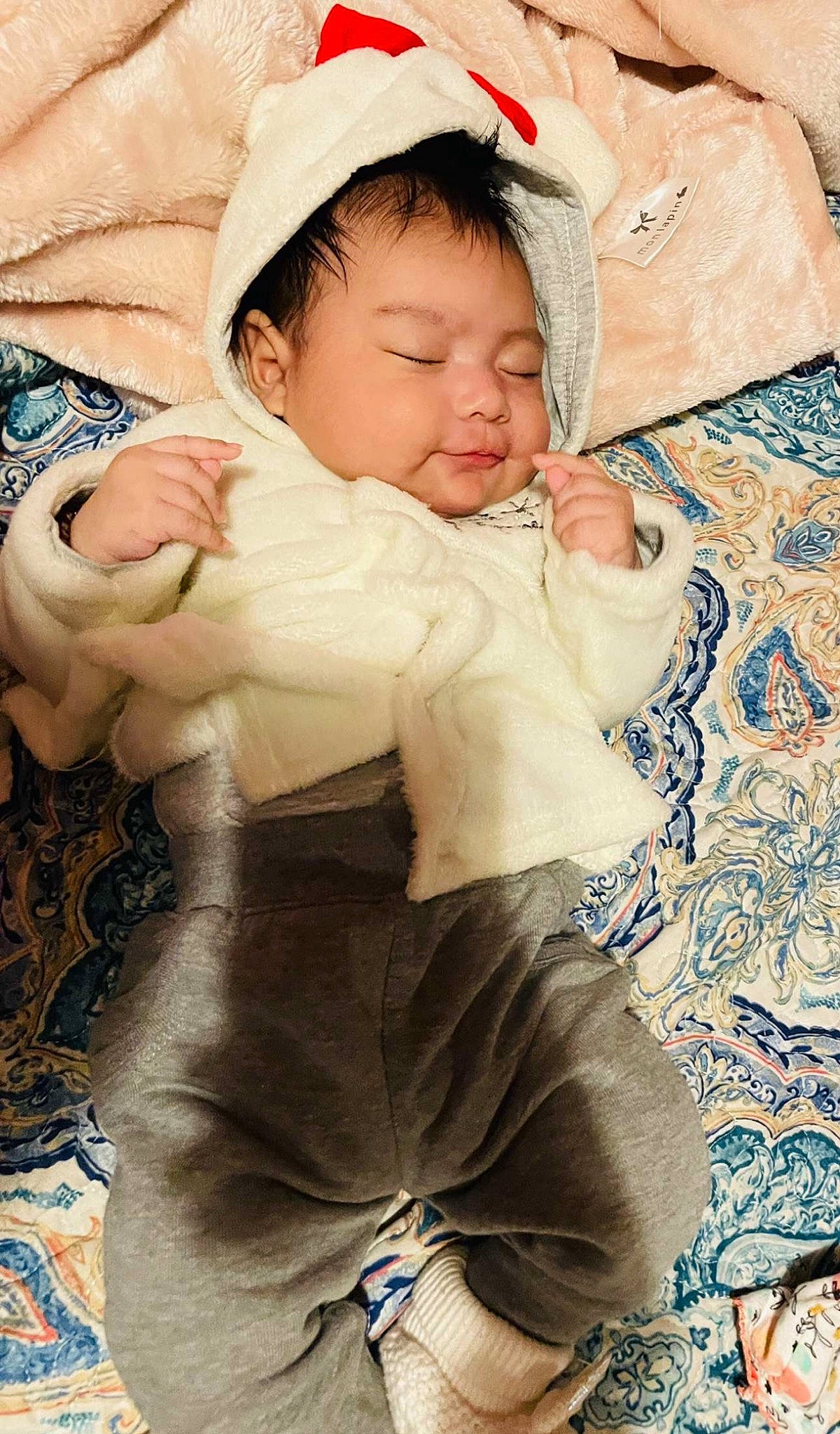 Araceli is registered to the contest to win money with this photo: abdomen, baby, baby_toddler_clothing, blue, cap, cheek, child, comfort, cool, grass, happy, hat, pattern, person, pink, sitting, skin, sleeve, textile, toddler