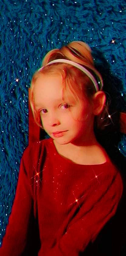 Maelyss participe au concours pour gagner de l'argent avec cette photo : art, brown_hair, cheek, cool, electric_blue, eyebrow, eyewear, fashion_accessory, flash_photography, fun, happy, headband, headpiece, iris, lip, long_hair, magenta, paint, people_in_nature, person