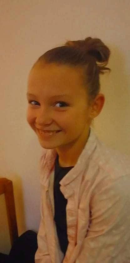 Melyssa a rejoint le concours — aidez-le/la à gagner de superbes lots ! chair, cheek, chin, cosmetic_dentistry, dress_shirt, ear, event, eyebrow, forehead, formal_wear, gesture, happy, iris, jaw, joy, neck, person, pleased, portrait, sleeve