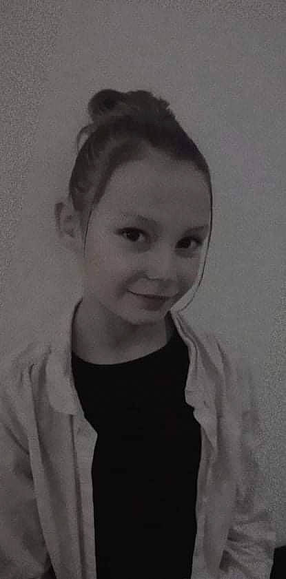 Melyssa a rejoint le concours — aidez-le/la à gagner de superbes lots ! art, black_and_white, black_hair, cheek, chin, clothing, eyebrow, eyelash, flash_photography, gesture, head, iris, jaw, lip, monochrome, monochrome_photography, person, sleeve, smile, style