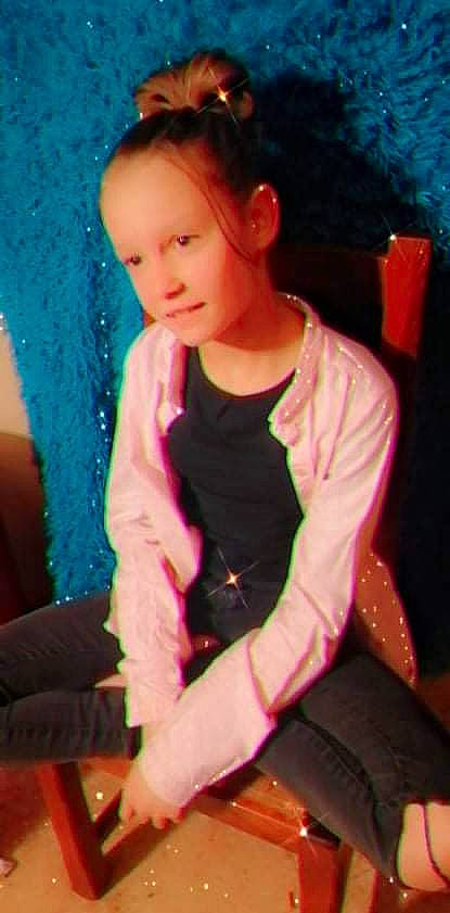 Melyssa a rejoint le concours — aidez-le/la à gagner de superbes lots ! baby_toddler_clothing, black_hair, blue, cool, electric_blue, facial_expression, fun, hair, hairstyle, happy, leg, leisure, lip, magenta, mouth, person, pink, sleeve, t_shirt, thigh