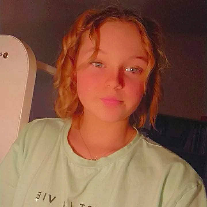 Madyson participe au concours pour gagner de l'argent avec cette photo : cheek, chin, cool, ear, eye, eyebrow, eyelash, finger, forehead, gesture, hair, happy, head, iris, jaw, lip, mouth, neck, nose, person