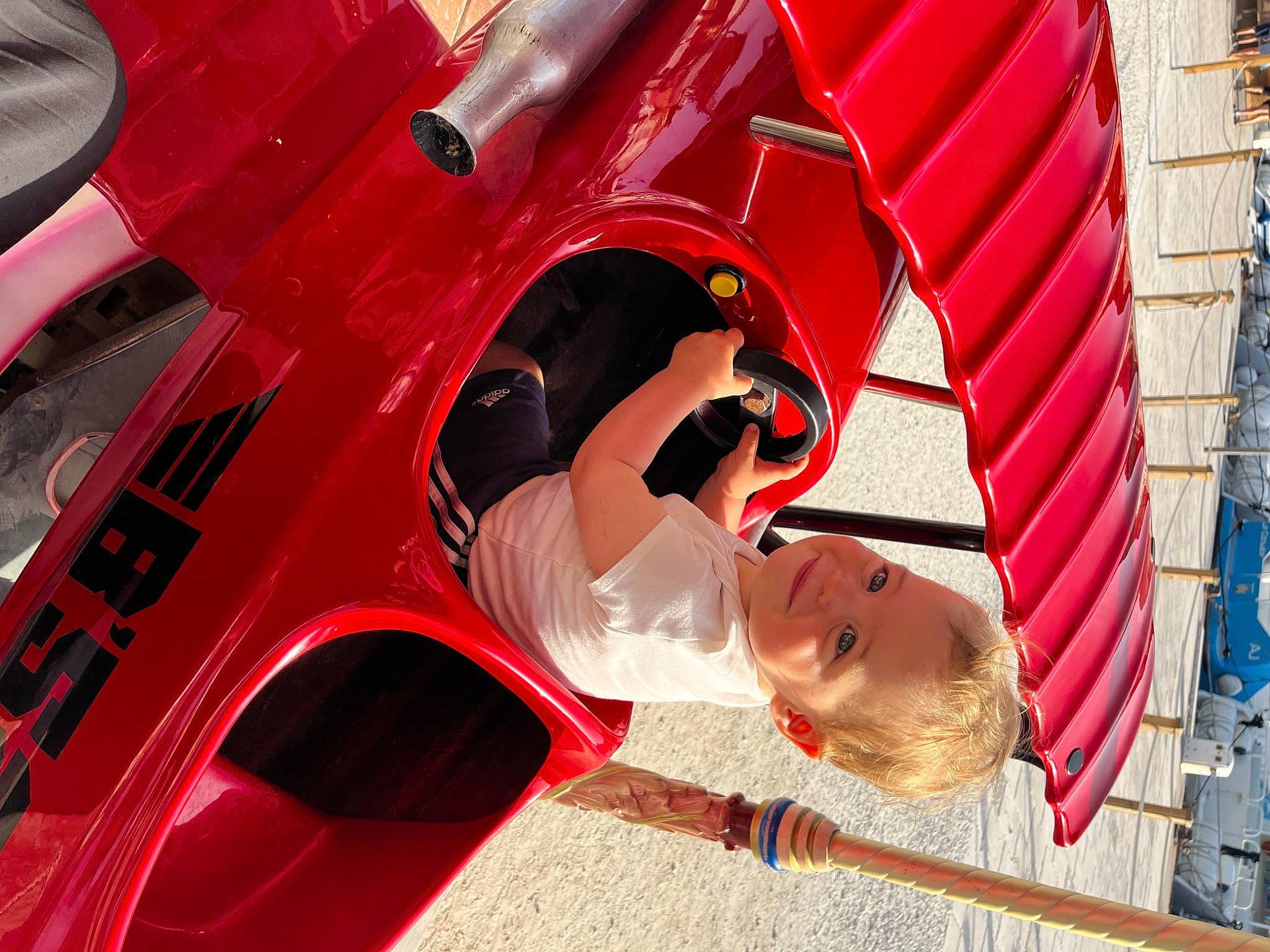 Alessio participe au concours pour gagner de l'argent avec cette photo : auto_part, automotive_design, automotive_exterior, automotive_lighting, automotive_tire, automotive_wheel_system, bumper, car, carmine, event, fun, hood, joy, leisure, magenta, motor_vehicle, person, recreation, rim, vehicle