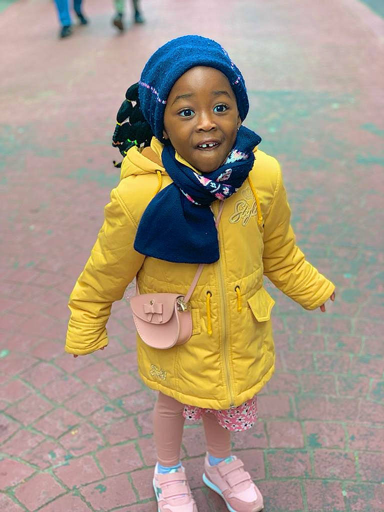 Noane a rejoint le concours — aidez-le/la à gagner de superbes lots ! cap, child, costume, electric_blue, fashion_accessory, fun, glove, hand, happy, headwear, helmet, jacket, leisure, person, personal_protective_equipment, recreation, shoe, skin, smile, toddler