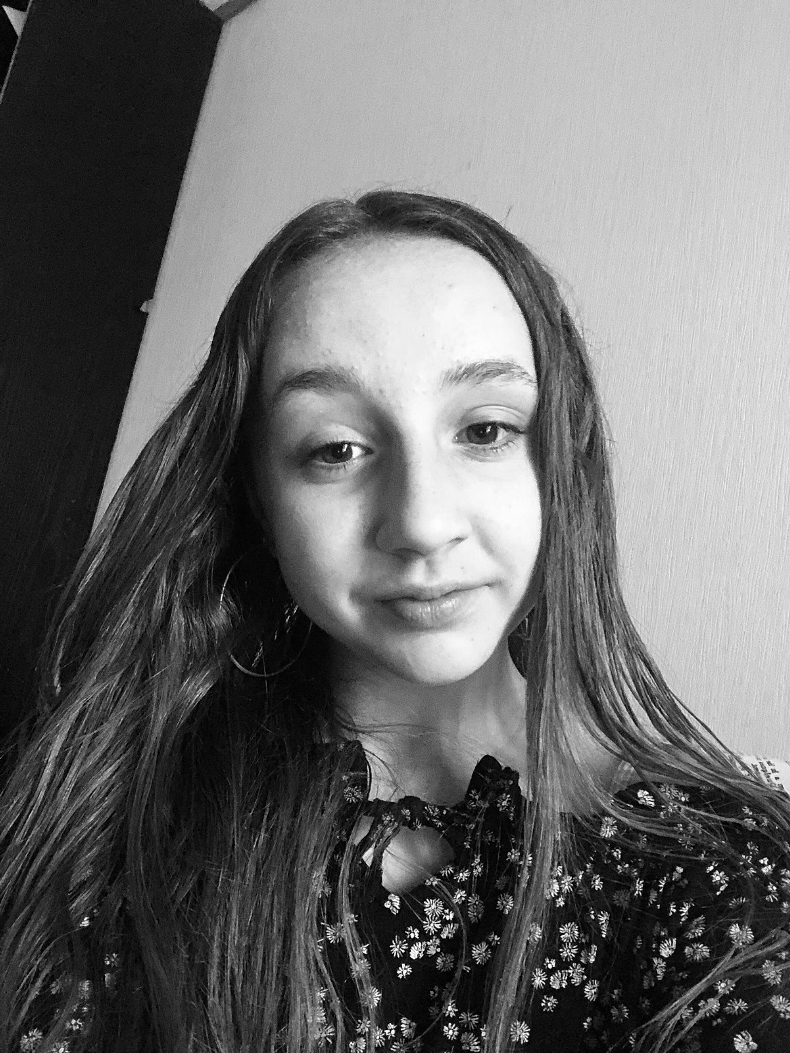 Clara participe au concours pour gagner de l'argent avec cette photo : black_and_white, black_hair, cool, eyebrow, eyelash, eyewear, face, facial_expression, flash_photography, hair, hairstyle, happy, head, human, iris, lip, monochrome, monochrome_photography, nose, person