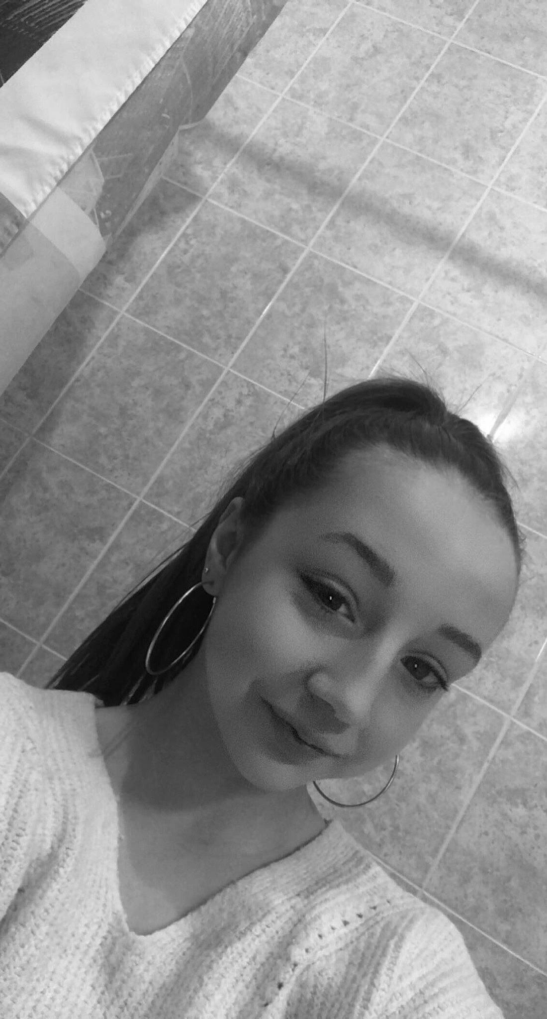 Clara participe au concours pour gagner de l'argent avec cette photo : black, chin, eye, eyebrow, eyelash, facial_expression, forehead, hair, hairstyle, human, jaw, joy, lip, mouth, neck, nose, person, photograph, shoulder, skin