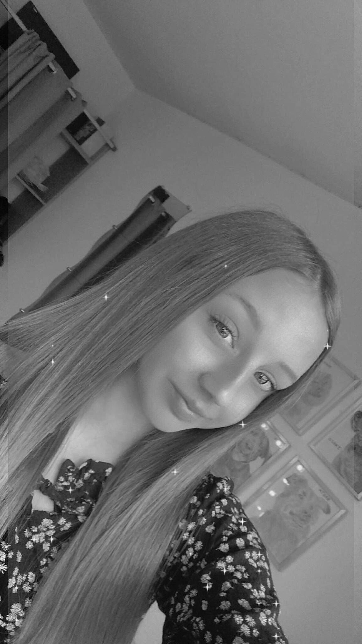 Clara a rejoint le concours — aidez-le/la à gagner de superbes lots ! black, black_and_white, event, eyebrow, eyelash, facial_expression, flash_photography, fun, happy, iris, joy, lip, long_hair, makeover, monochrome, monochrome_photography, person, photograph, smile, snapshot