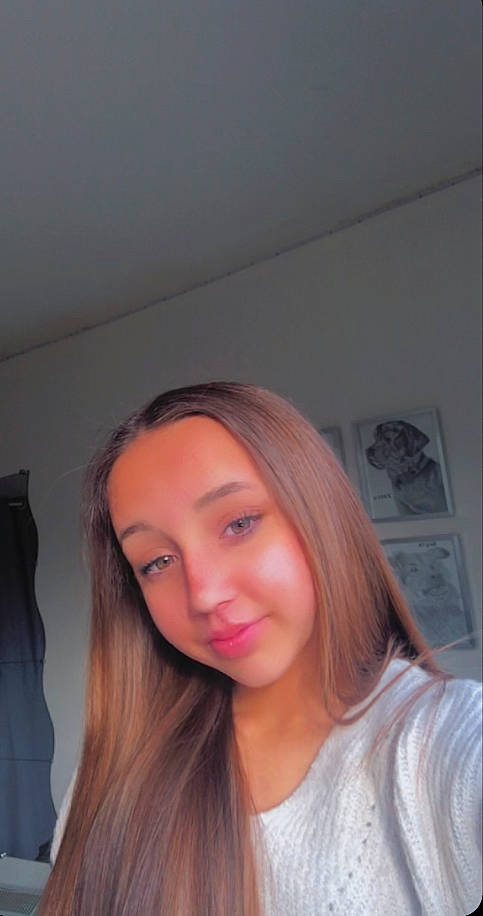 Clara participe au concours pour gagner de l'argent avec cette photo : black_hair, cheek, chin, eyebrow, eyelash, flash_photography, forehead, fun, gesture, happy, iris, jaw, joy, layered_hair, lip, long_hair, mouth, neck, nose, person