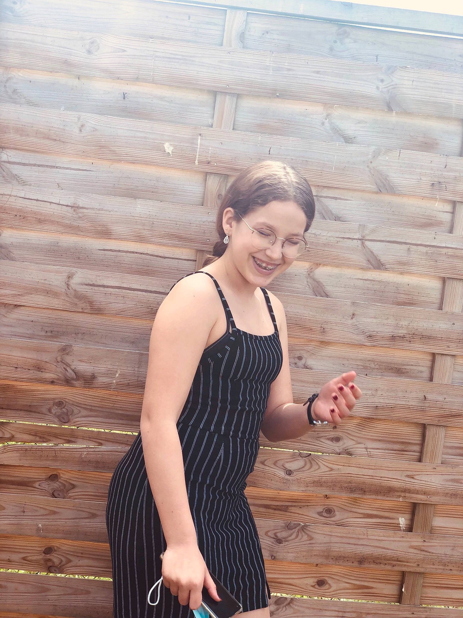 Cécilia participe au concours pour gagner de l'argent avec cette photo : arm, elbow, eyewear, flash_photography, hand, happy, human_body, joy, leisure, neck, people_in_nature, person, sleeve, sleeveless_shirt, smile, standing, street_fashion, thigh, trunk, vest