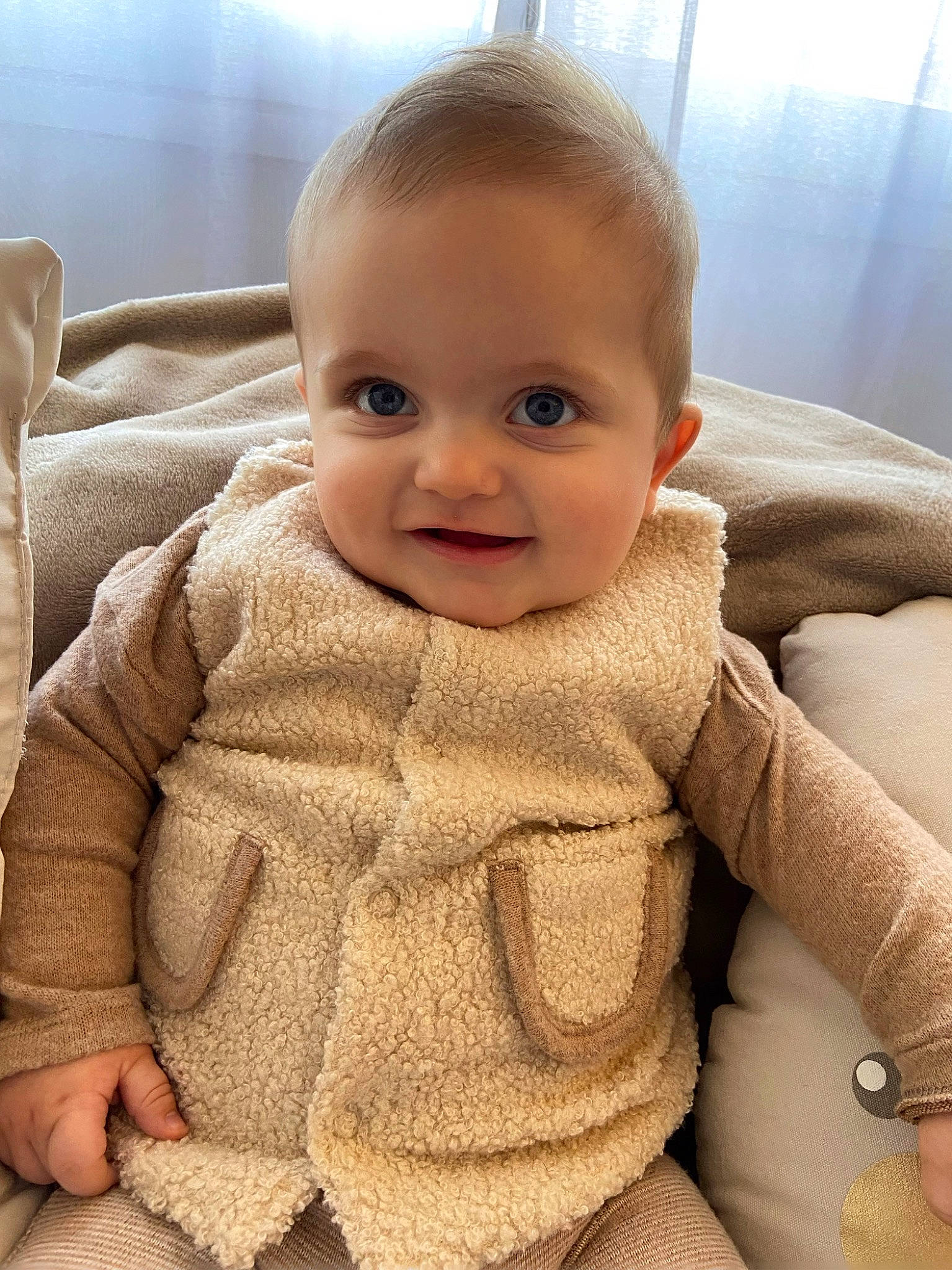 Hugo participe au concours pour gagner de l'argent avec cette photo : arm, baby, baby_toddler_clothing, cheek, chin, comfort, eye, eyebrow, face, finger, head, iris, joy, lip, mammal, nose, outerwear, person, skin, sleeve