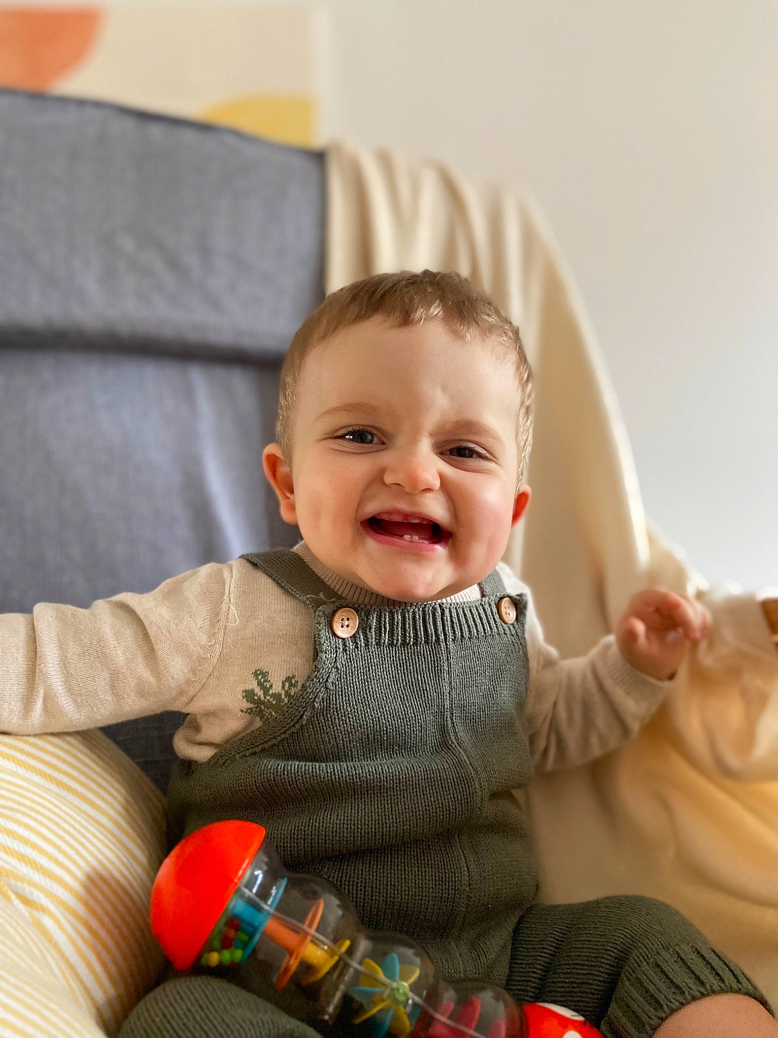 Hugo a rejoint le concours — aidez-le/la à gagner de superbes lots ! baby, baby_toddler_clothing, cheek, child, comfort, couch, face, finger, fun, hand, happy, joy, leg, orange, person, room, sitting, skin, smile, sock