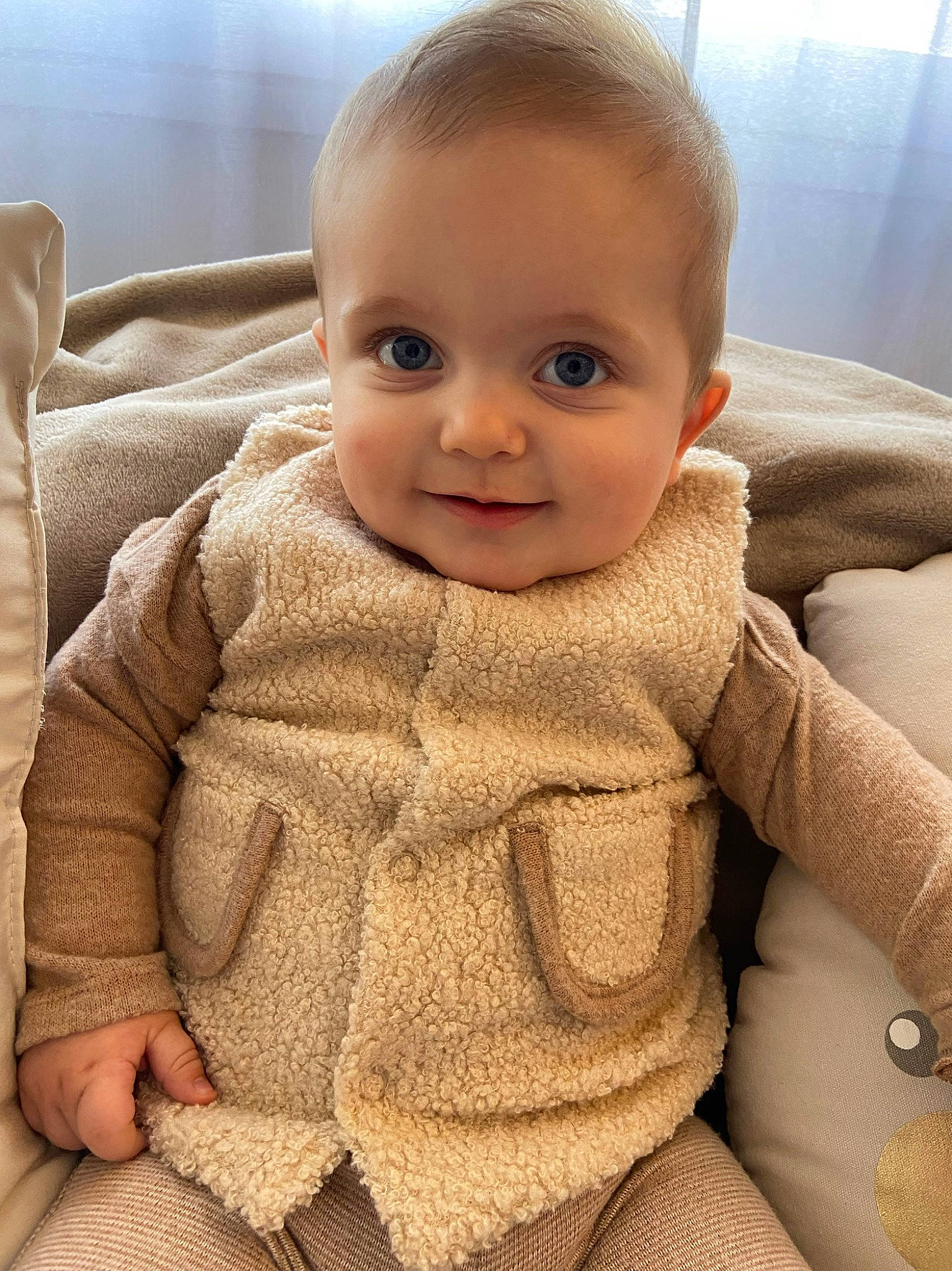 Hugo a rejoint le concours — aidez-le/la à gagner de superbes lots ! baby, baby_toddler_clothing, cheek, chin, collar, comfort, facial_expression, finger, head, iris, joy, lip, neck, nose, outerwear, person, skin, sleeve, smile, toddler