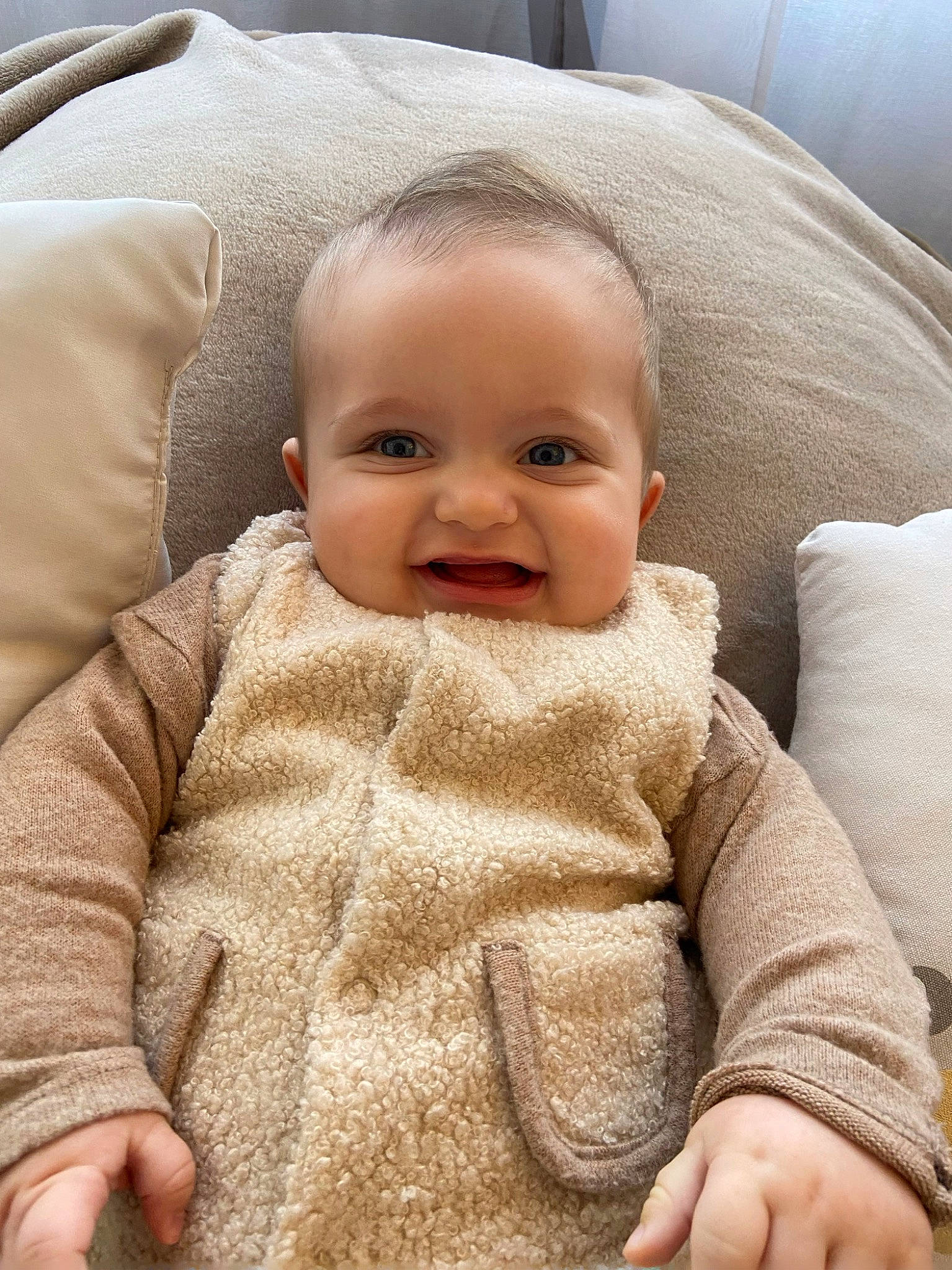 Hugo a rejoint le concours — aidez-le/la à gagner de superbes lots ! baby, baby_toddler_clothing, beauty, cheek, child, close_up, comfort, eye, human, linens, lip, mammal, nose, person, product, sitting, skin, sleeve, smile, textile