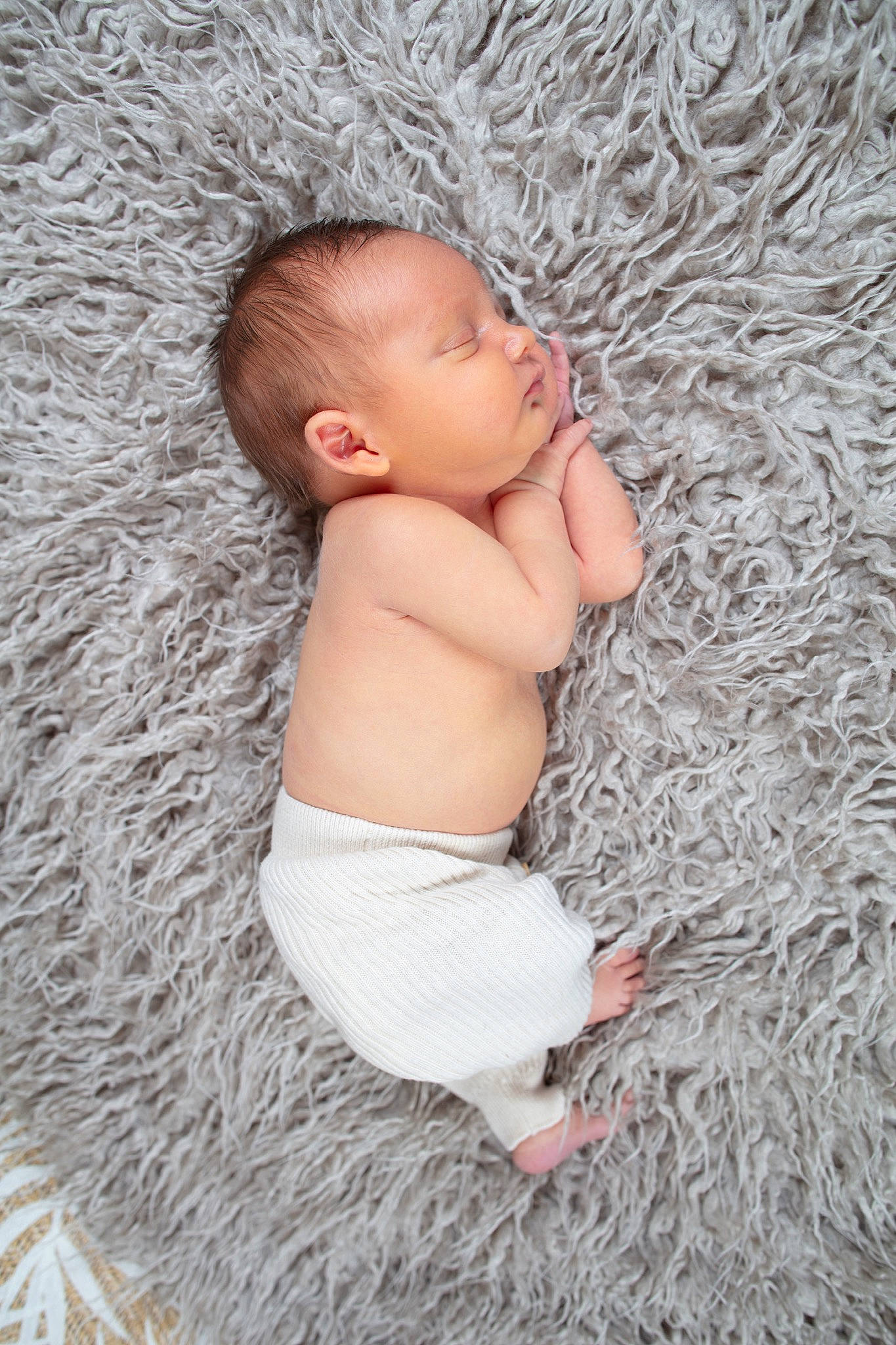 Hugo participe au concours pour gagner de l'argent avec cette photo : abdomen, arm, baby, baby_toddler_clothing, beauty, cheek, chest, finger, flash_photography, grass, hand, happy, human_body, linens, person, skin, stomach, textile, toddler, trunk