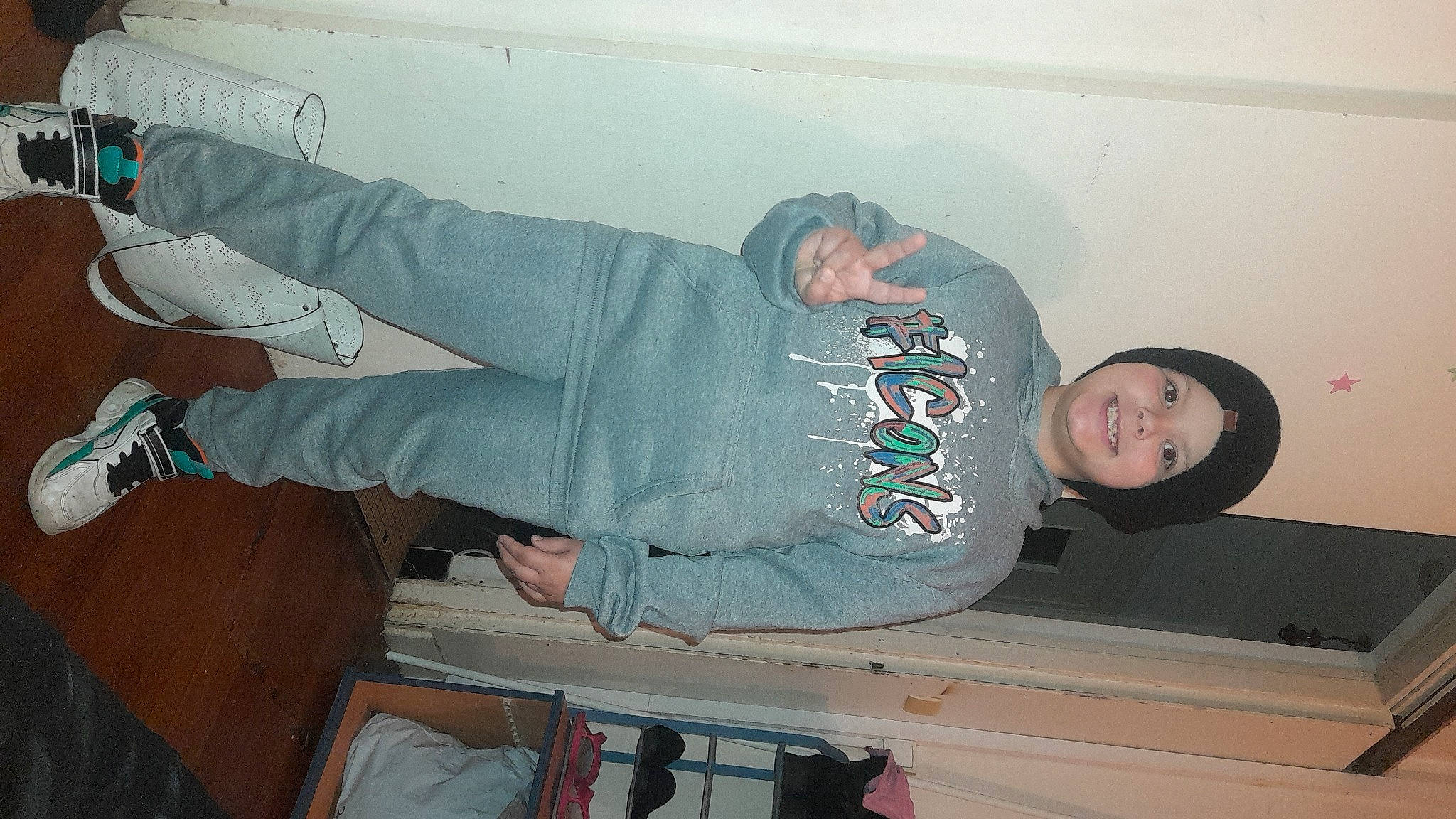 Adem participe au concours pour gagner de l'argent avec cette photo : ceiling, elbow, fun, headwear, joint, joy, knee, person, plaster, room, sitting, sleeve, smile, t_shirt, thigh, trunk, walking_shoe, wood, wrist